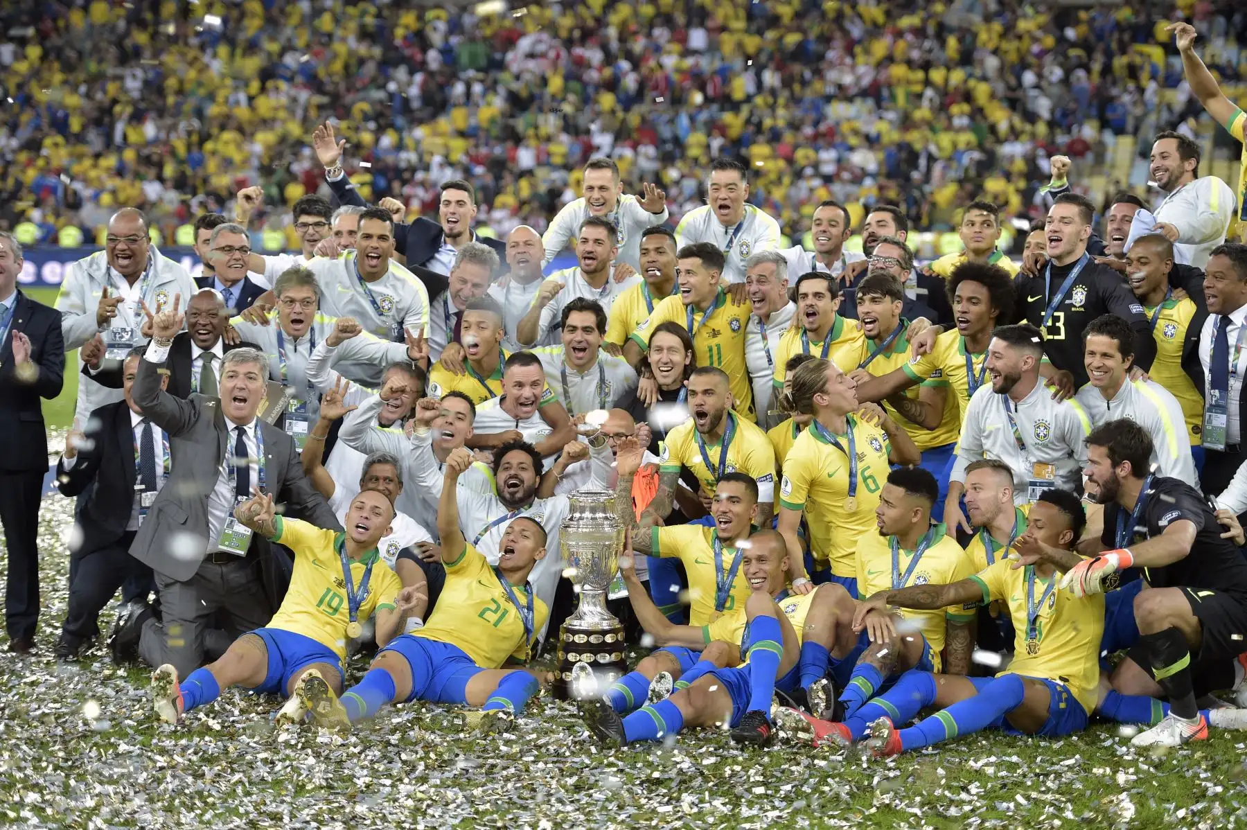 Los miembros de la selección nacional de Brasil celebran con el trofeo después de ganar la Copa América después de derrotar a Perú en el partido final del torneo de fútbol en el Estadio Maracaná de Río de Janeiro, Brasil.
Foto: AFP