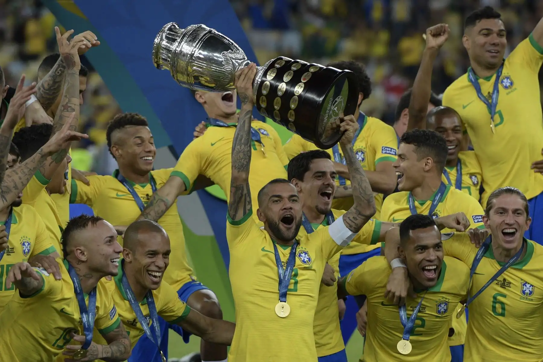 Dani Alves (C) de Brasil y sus compañeros de equipo celebran con el trofeo después de ganar la Copa América después de derrotar a Perú en el partido final del torneo de fútbol en el Estadio Maracaná de Río de Janeiro, Brasil.
Foto: AFP