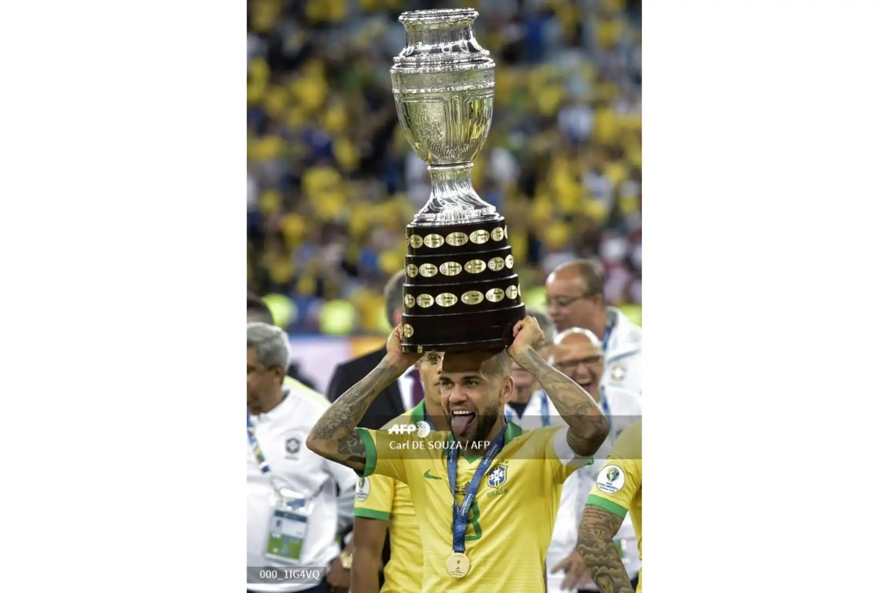 Dani Alves de Brasil celebra con el trofeo después de ganar la Copa América después de derrotar a Perú en el partido final del torneo de fútbol en el Estadio Maracaná de Río de Janeiro, Brasil.
Foto: AFP