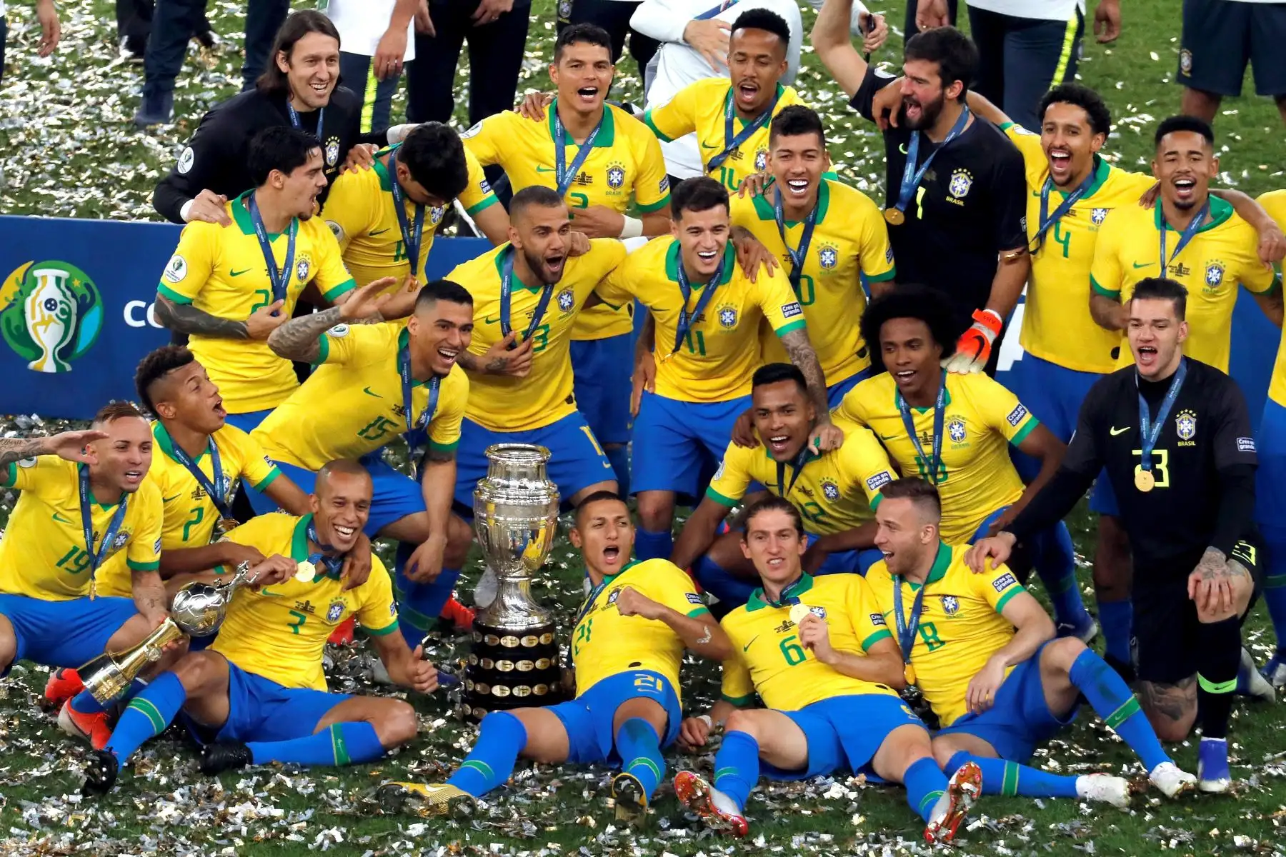 Jugadores de Brasil celebran con el trofeo de la Copa América de Fútbol 2019, en el Estadio Maracanã de Río de Janeiro, Brasil.
Foto: EFE