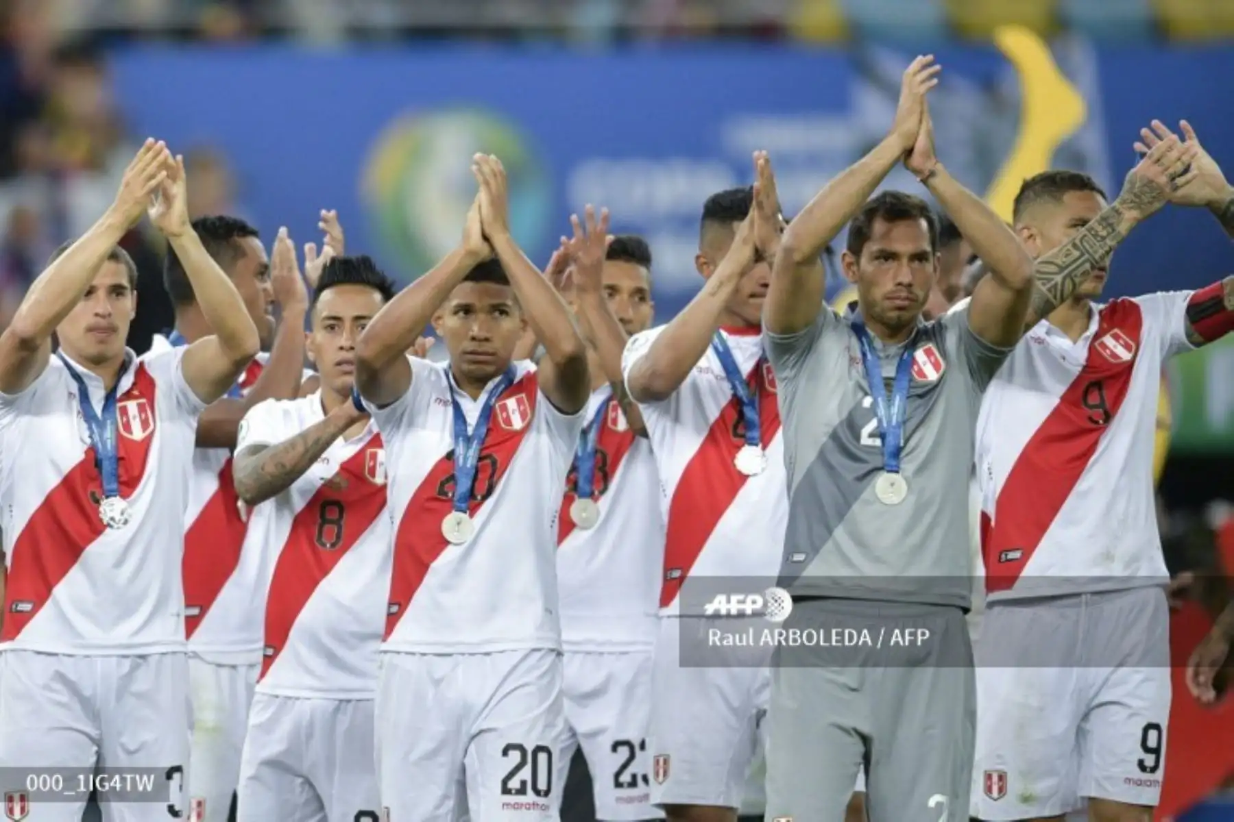 Los jugadores de Perú reconocen a la multitud después del partido final del torneo de fútbol de la Copa América en el Estadio Maracaná de Río de Janeiro, Brasil.
Foto: AFP