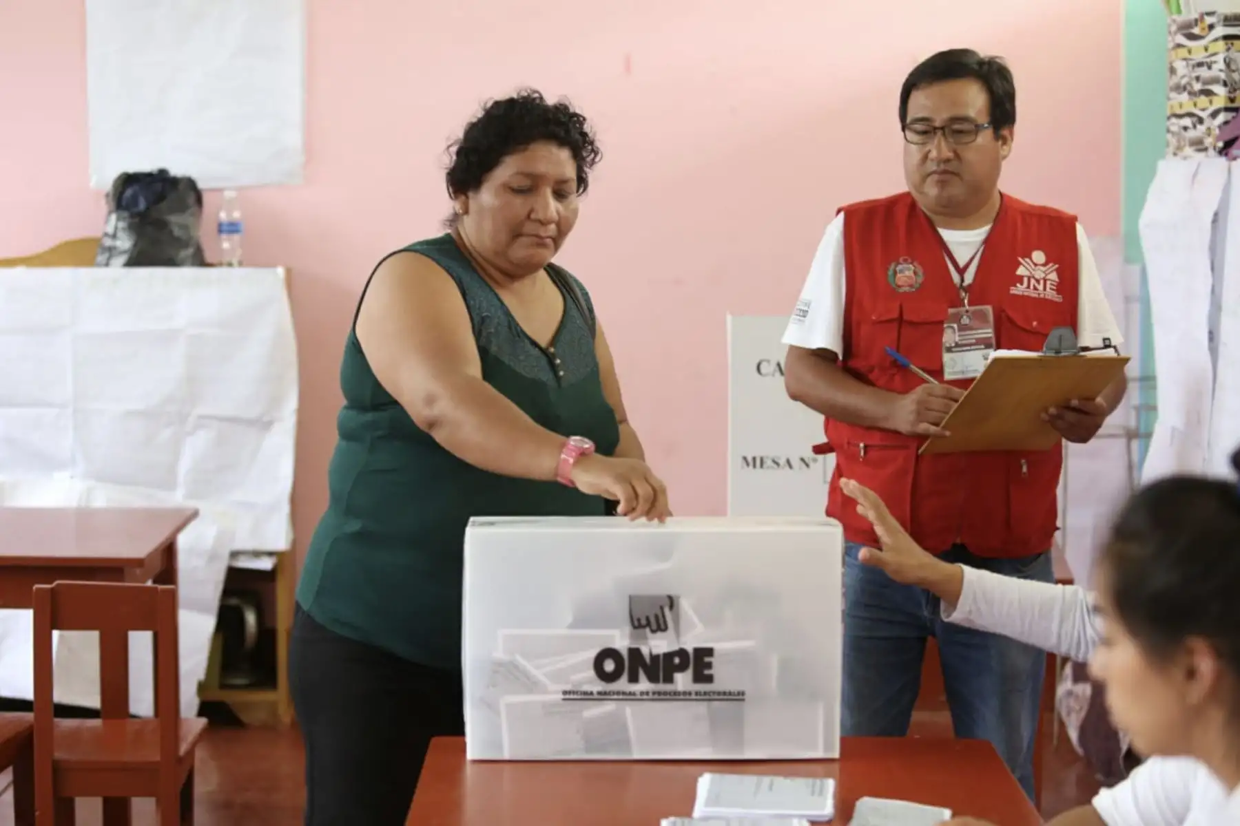 Personal del JNE fiscalizó la jornada electoral de hoy en Aramango (Bagua, Amazonas), así como en otros 11 distritos del país, en el marco de las Elecciones Municipales Complementarias 2019. Foto: JNE.