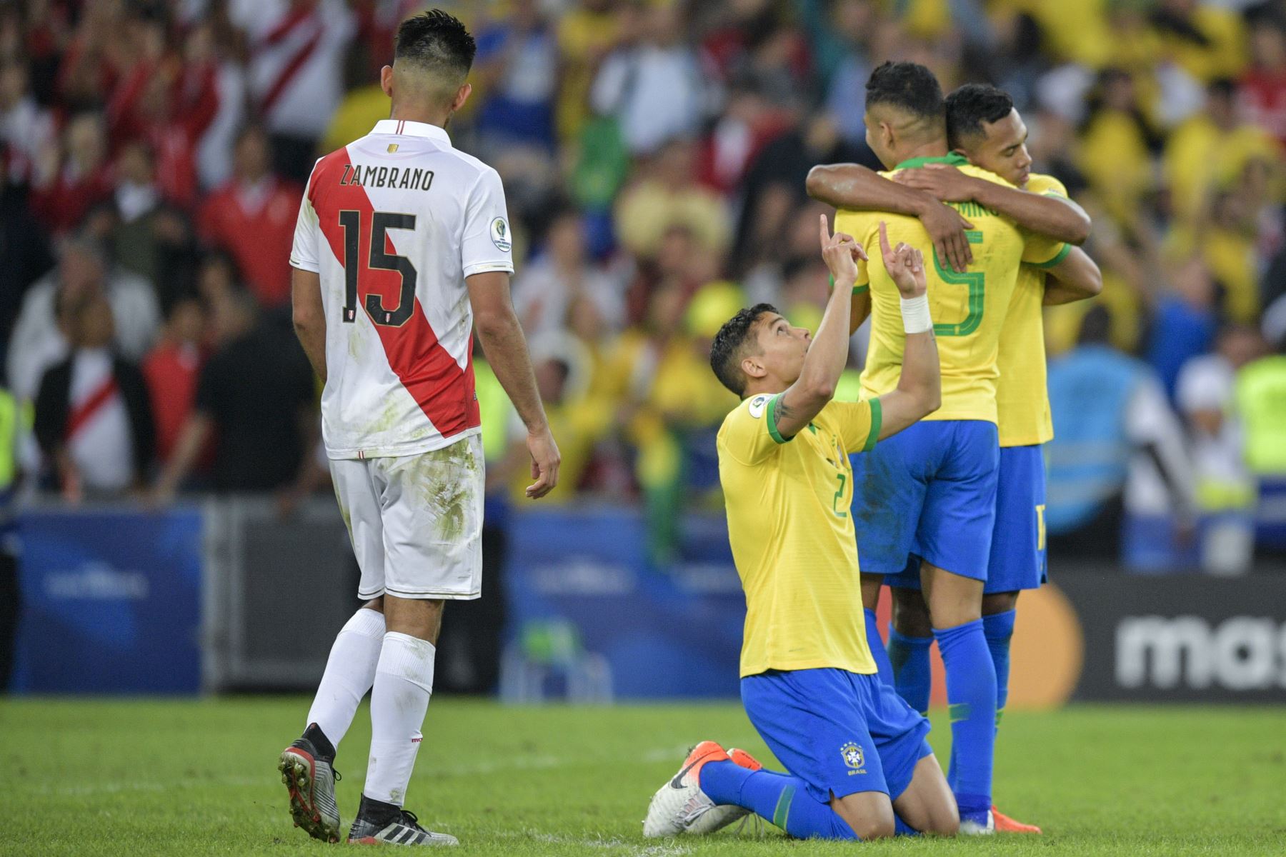 Los jugadores de Brasil celebran después de derrotar a Perú durante el partido final del torneo de fútbol de Copa América en el Estadio Maracaná de Río de Janeiro, Brasil.
Foto: AFP