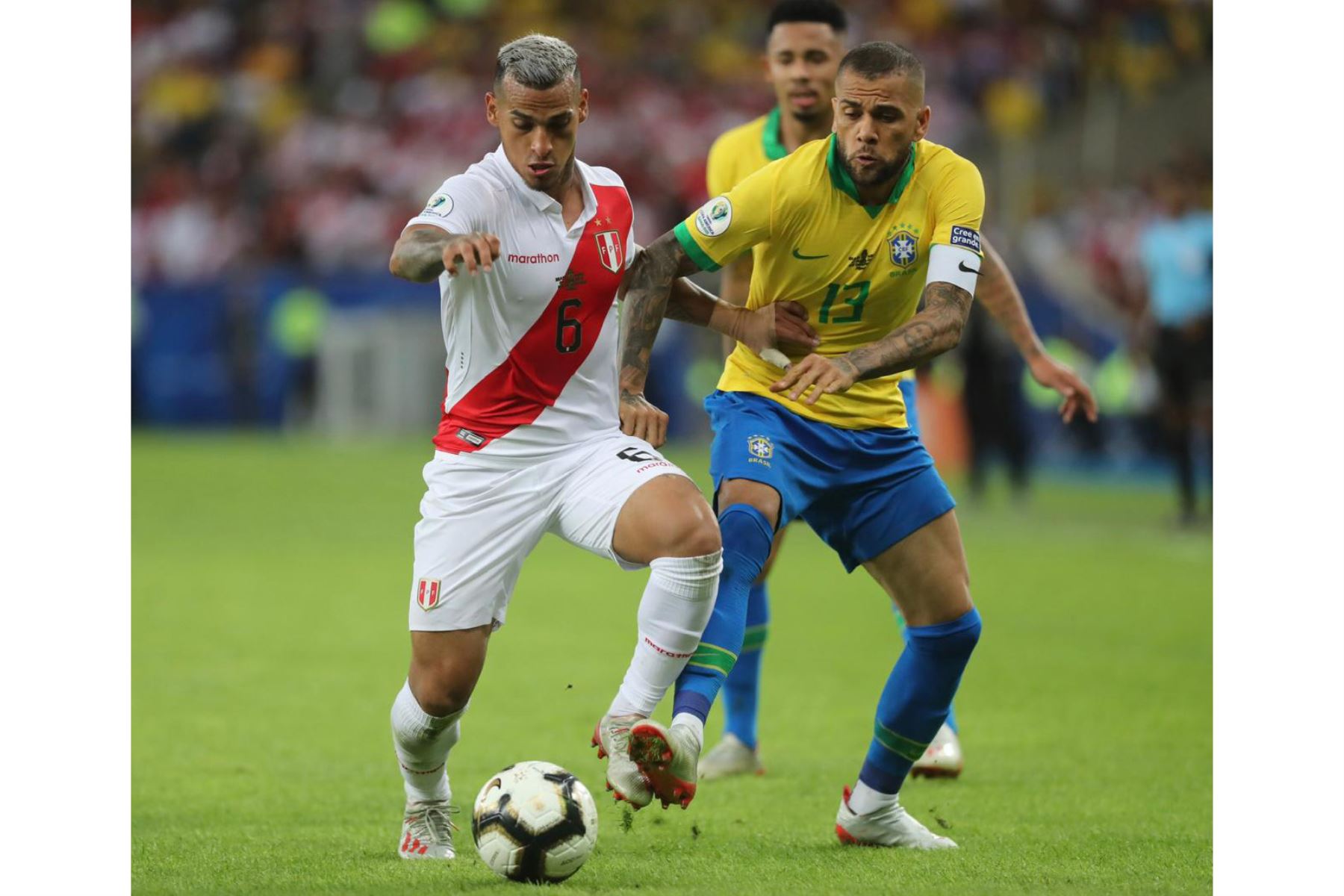El peruano Miguel Trauco  reacciona ante jugador brasileño en el  torneo de fútbol de Copa América contra Brasil.
Foto: FPF