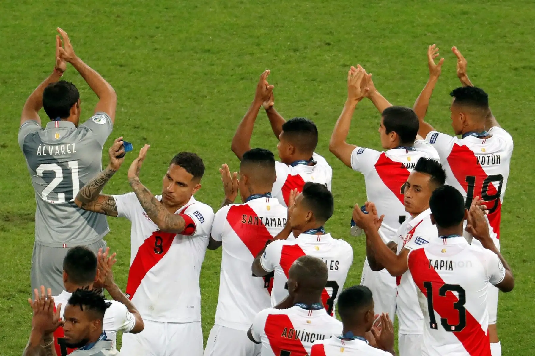 Jugadores de Perú festeja tras recibir la medalla de plata de la Copa América de Fútbol 2019, en el Estadio Maracanã de Río de Janeiro, Brasil.
Foto: EFE
