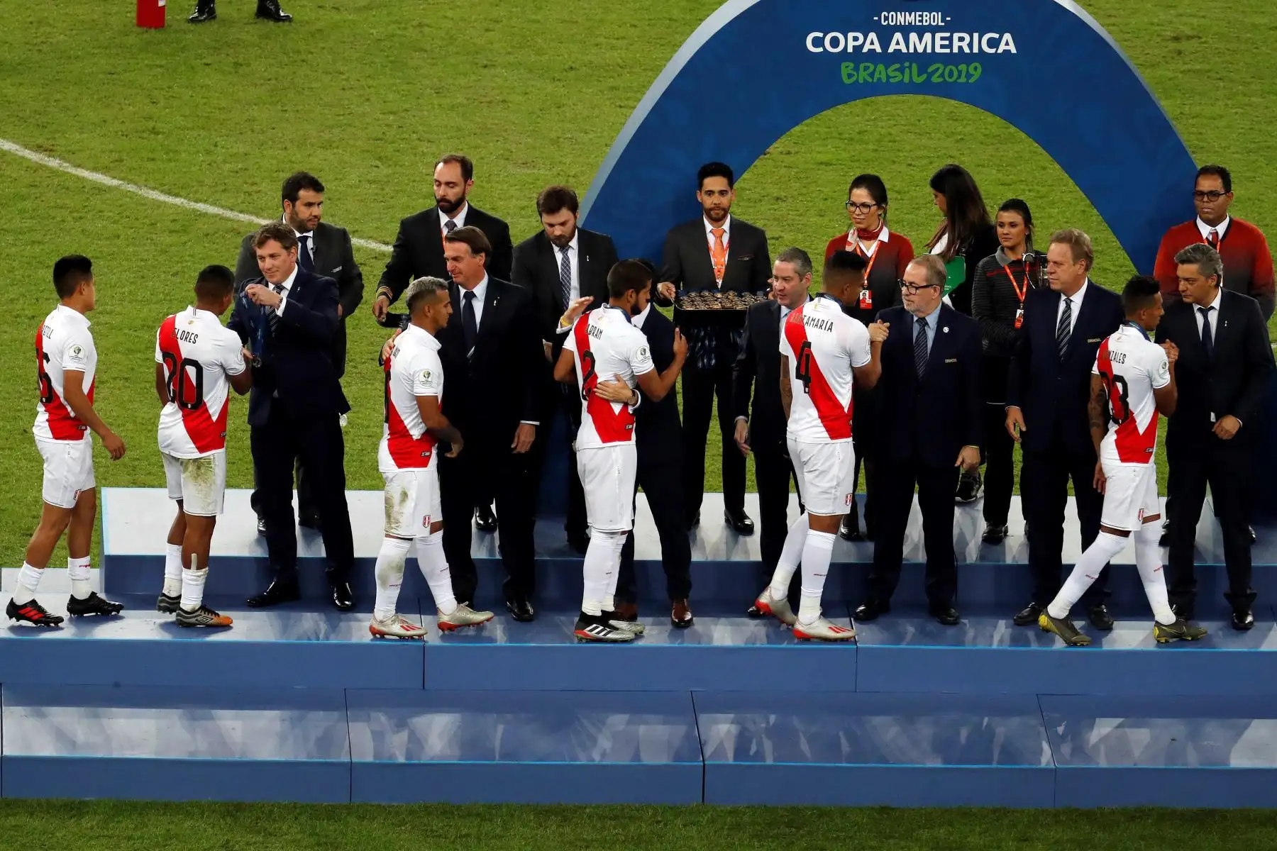 Jugadores de Perú reciben la medalla de plata de la Copa América de Fútbol 2019, en el Estadio Maracanã de Río de Janeiro, Brasil.
Foto: EFE
