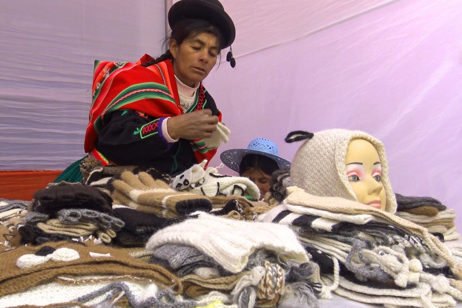 Productoras de alpaca de Puno emprenden negocios con elaboración de prendas.