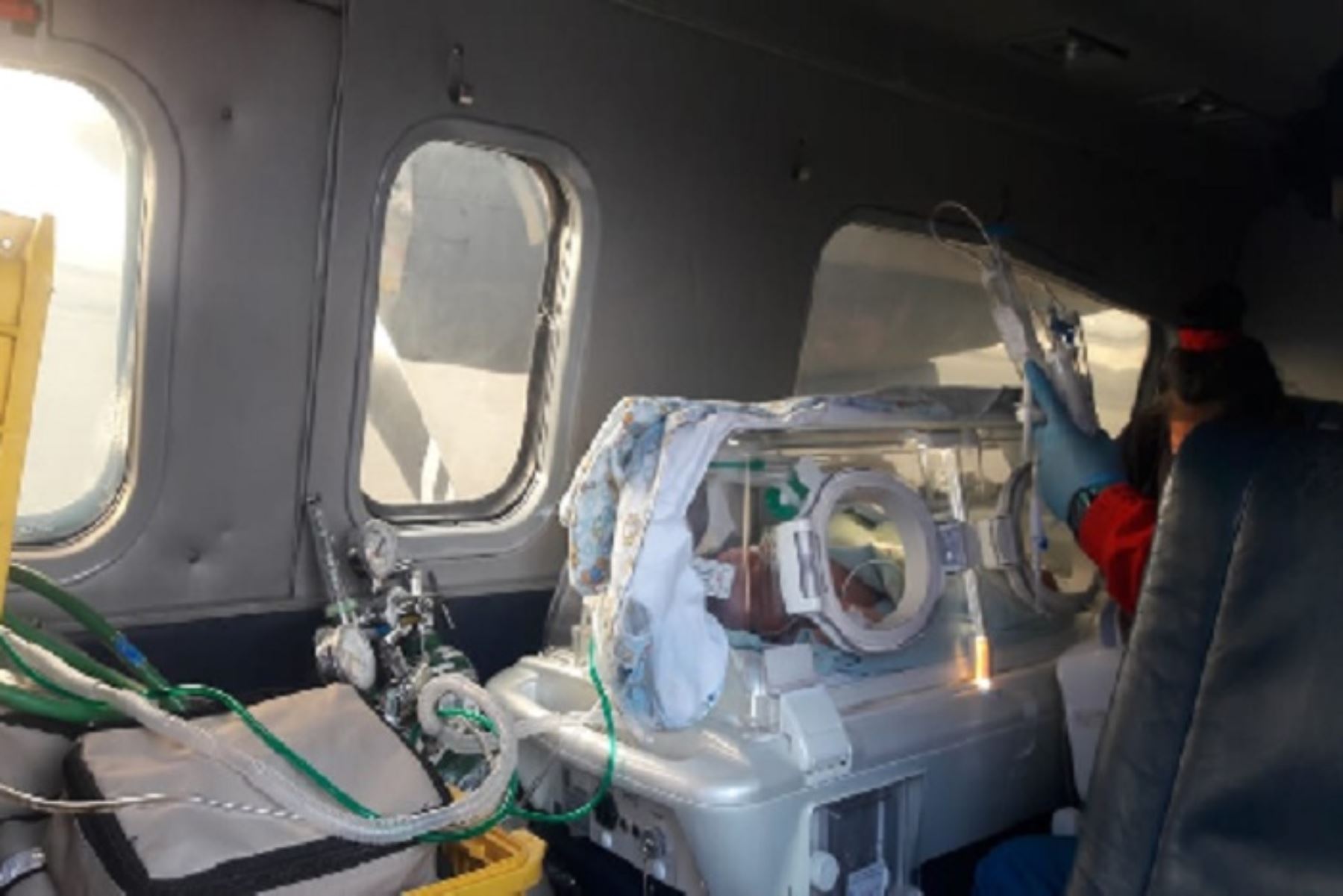 En una avioneta de la Fuerza Área del Perú (FAP) fue trasladado desde el hospital La Caleta de Chimbote, en Áncash, hasta el hospital del Niño, en Lima, el bebé de tres de días de nacido que se encontraba con complicaciones debido a distress respiratorio.