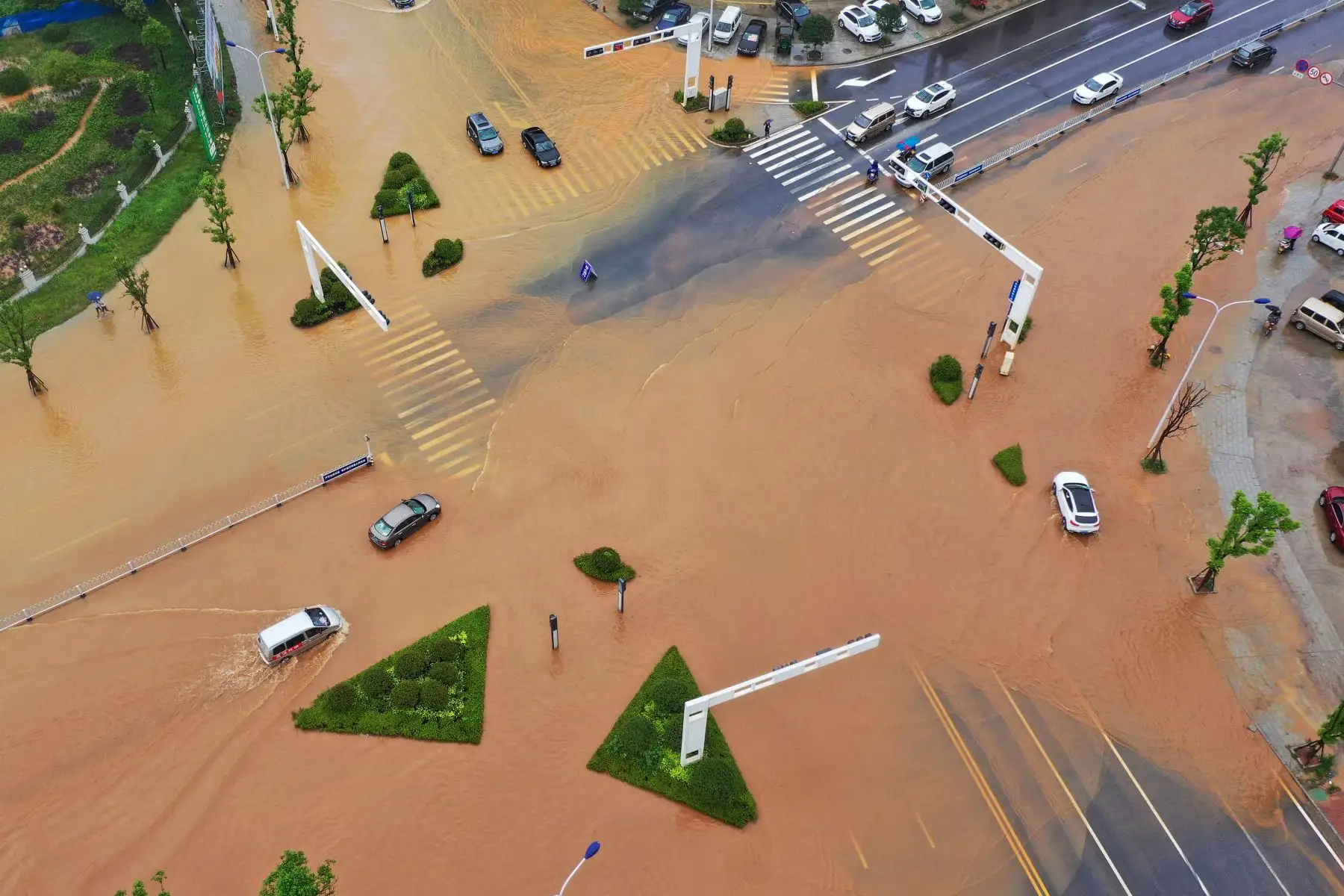 Esta fotografía aérea muestra edificios sumergidos después de fuertes lluvias causadas por inundaciones en Hengyang, en la provincia central de Hunan, China. Foto: AFP