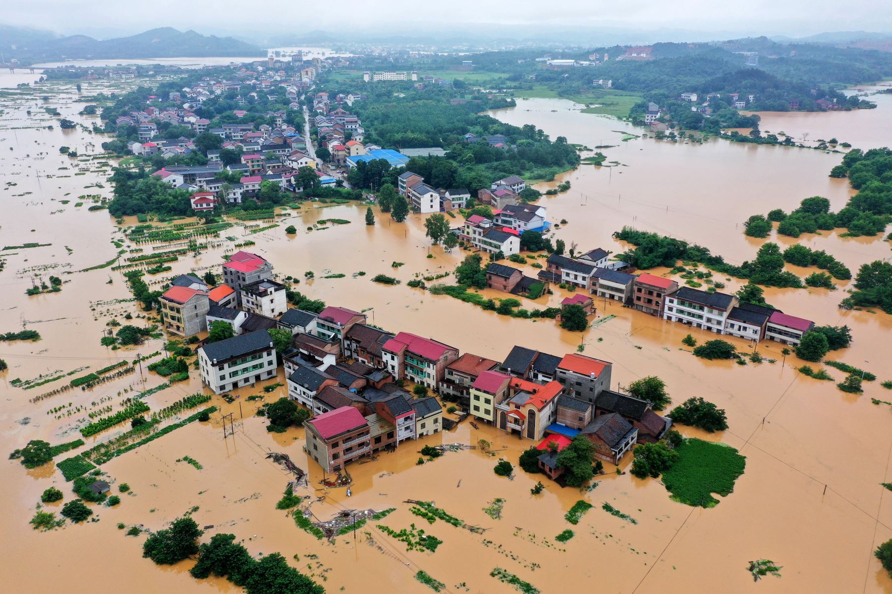 Esta fotografía aérea muestra edificios sumergidos después de fuertes lluvias causadas por inundaciones en Hengyang, en la provincia central de Hunan, China. Foto: AFP