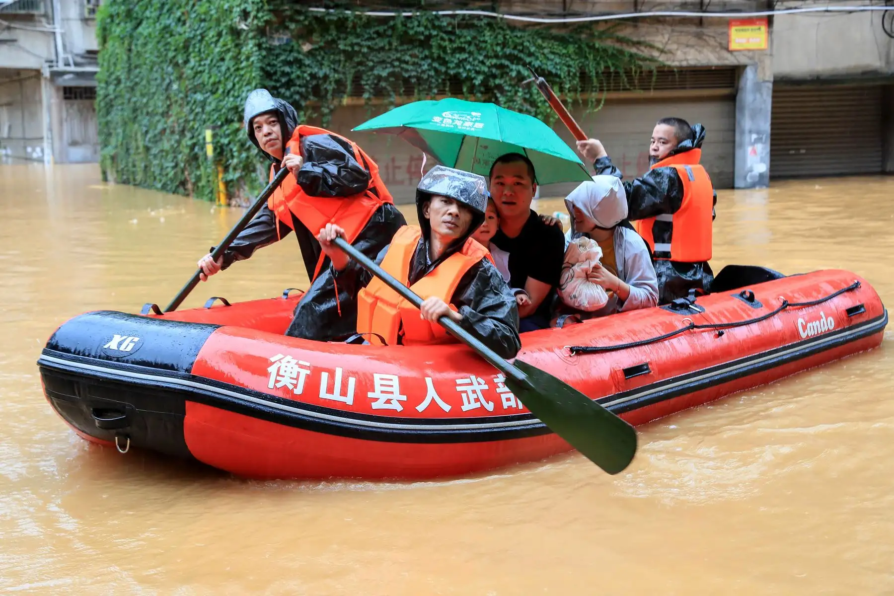 Rescatistas evacuan a las personas de un área inundada después de fuertes lluvias en Hengyang, en la provincia central de Hunan, China. Foto: AFP