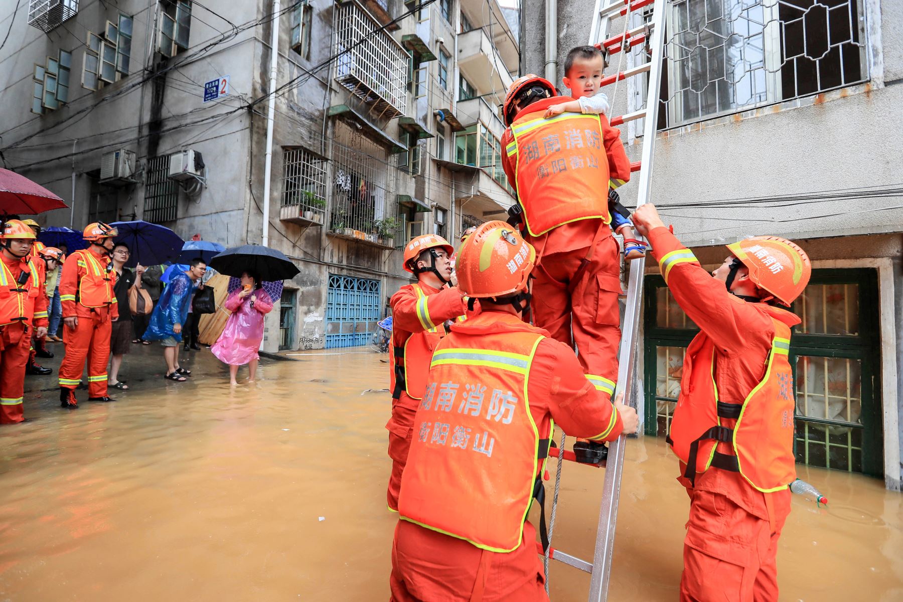 Rescatistas evacuan a las personas de un área inundada después de fuertes lluvias en Hengyang, en la provincia central de Hunan, China. Foto: AFP