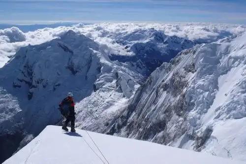 Nevado Huascarán, con 6768 metros de altitud, es el nevado tropical más alto del planeta.