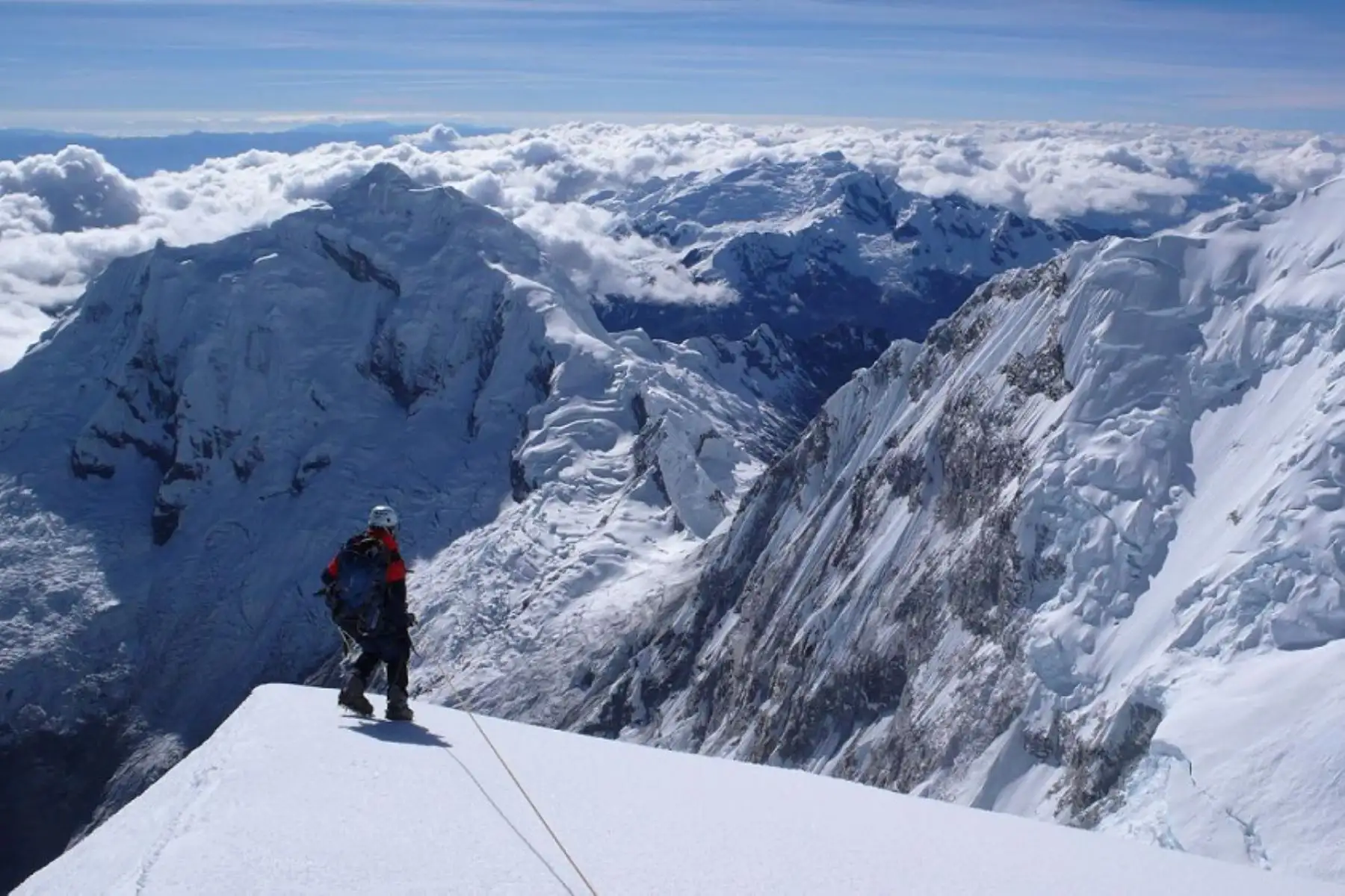 Nevado Huascarán, con 6768 metros de altitud, es el nevado tropical más alto del planeta.