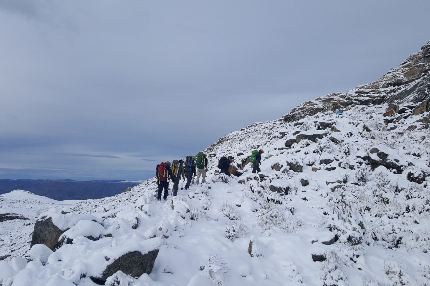 Policía de Alta Montaña intensifica búsqueda de sujeto sepultado por avalancha en nevado Huandoy, en Áncash.