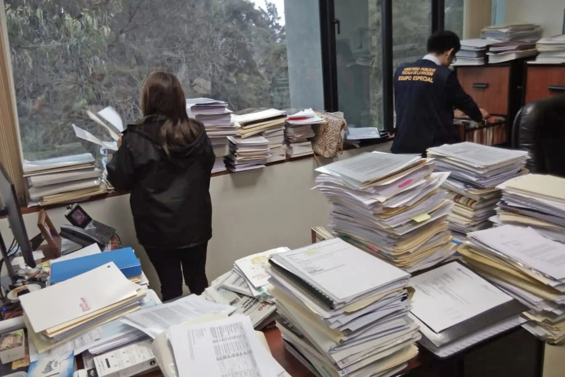 Allanamiento de inmuebles por el caso gasoducto del sur, donde se recaba documentación, que será analizada por el grupo de trabajo del Ministerio Público. Foto: Twitter/ Ministerio público