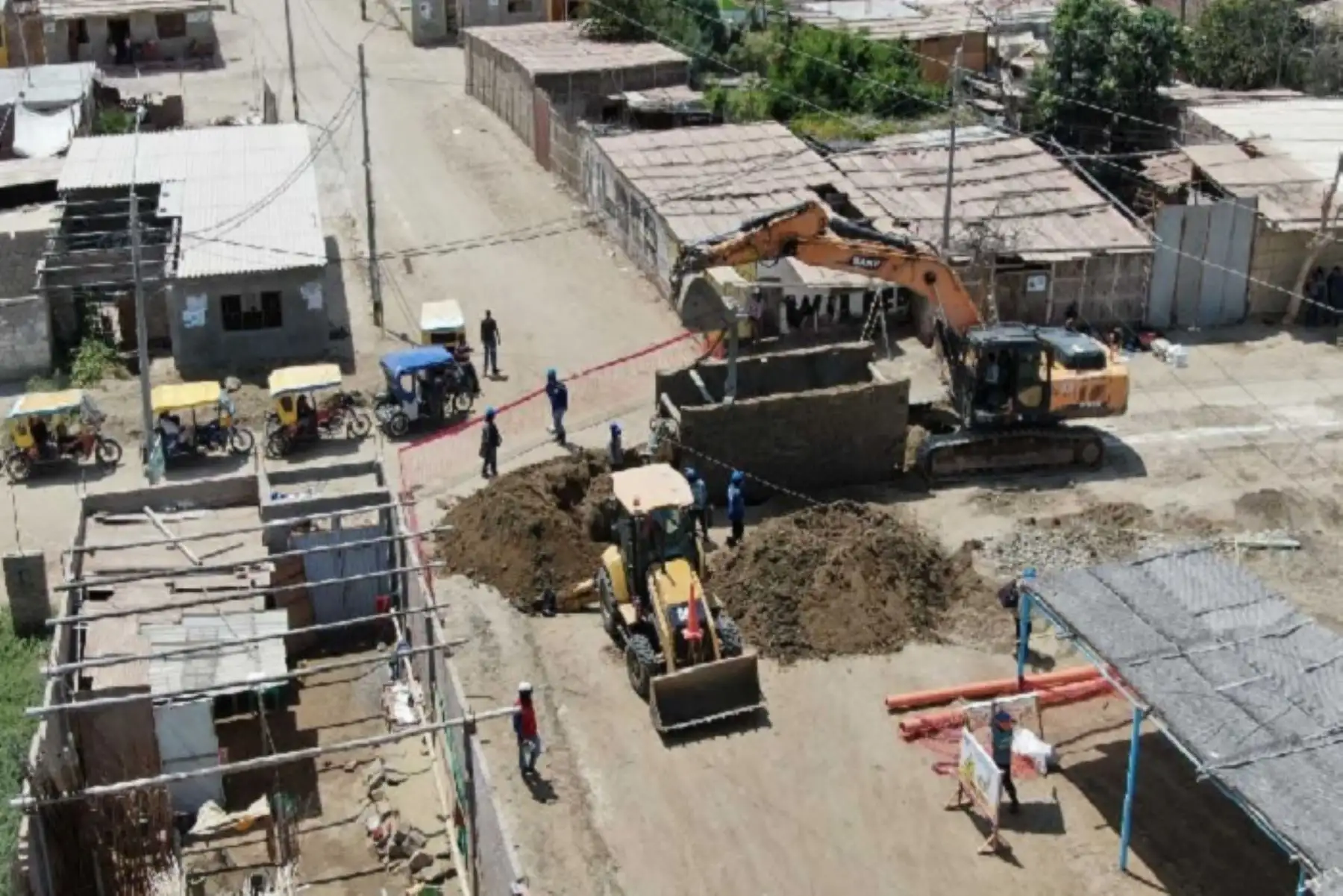 La Autoridad para la Reconstrucción con Cambios (ARCC) gestionó la transferencia de más de 74 millones de soles para financiar obras de reconstrucción en diez regiones del país, que serán ejecutadas por 26 gobiernos locales y los ministerios de Salud y de Vivienda, Construcción y Saneamiento.