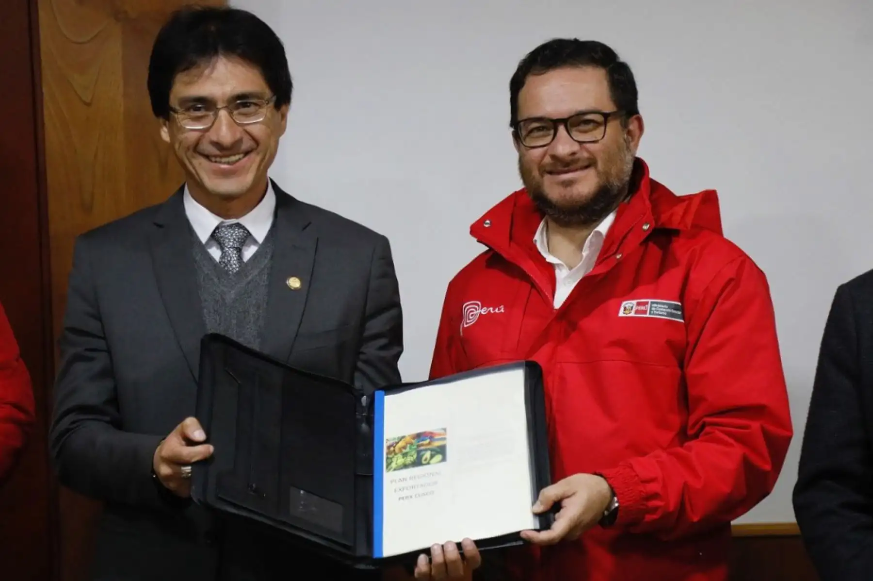 Ministro de Comercio Exterior y Turismo, Edgar Vásquez; y gobernador regional de Cusco, Jean Benavente, presentan Plan Regional Exportador (PERX) Cusco. ANDINA/Difusión