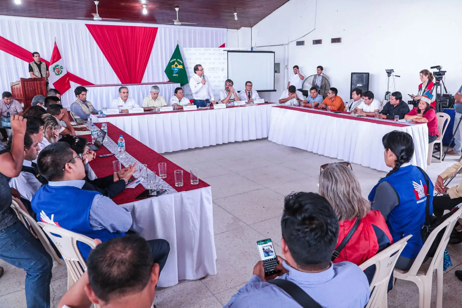 El ministro Francisco Ísmodes encabezó reunión con representantes de las comunidades indígenas y autoridades locales en el en el Gobierno Regional de Loreto.
Foto: MINEM