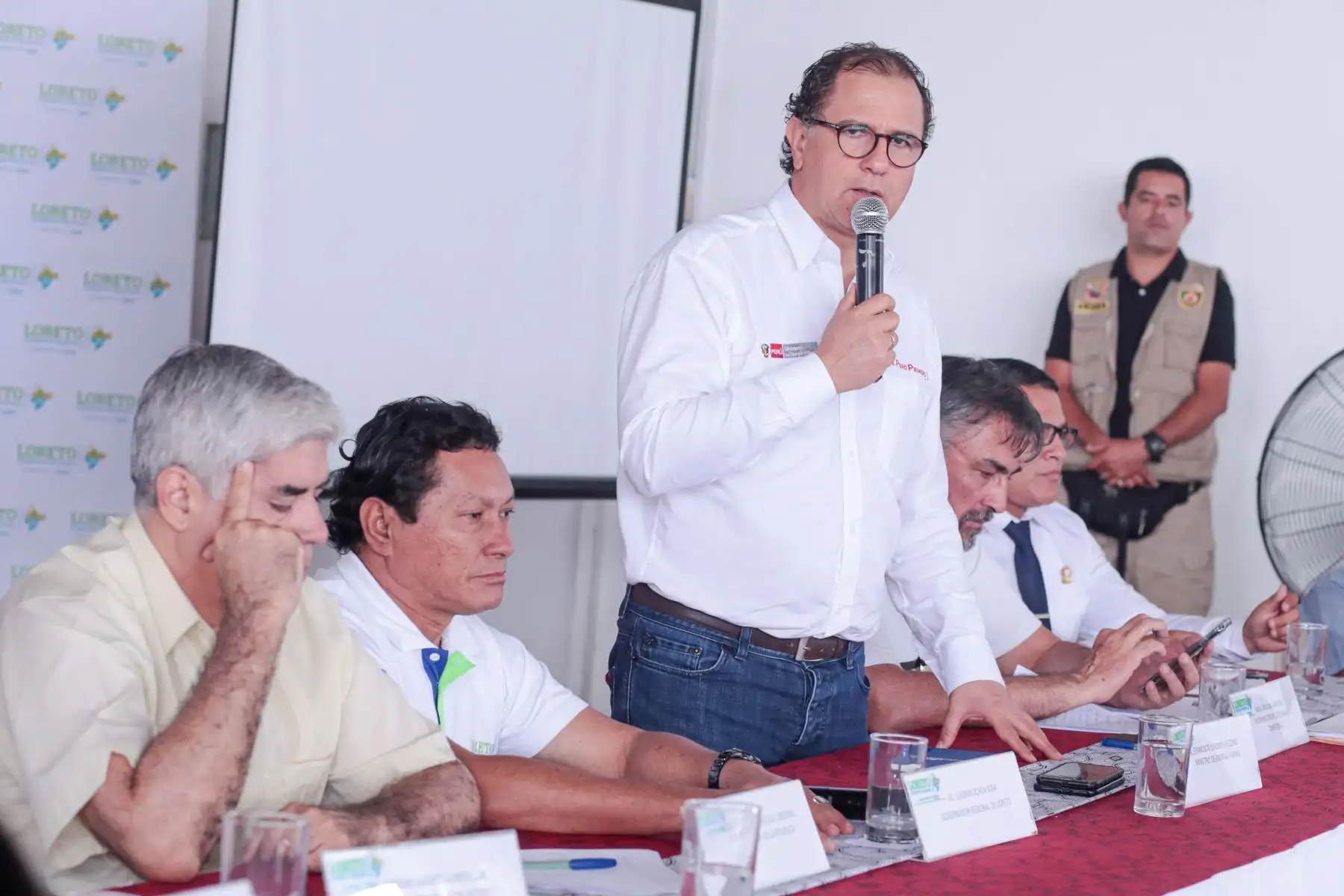 El ministro Francisco Ísmodes encabezó reunión con representantes de las comunidades indígenas y autoridades locales en el en el Gobierno Regional de Loreto.
Foto: MINEM