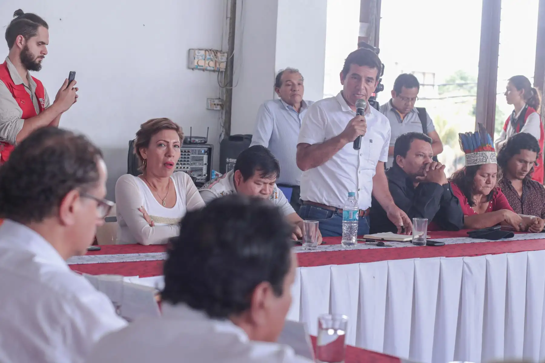 El ministro Francisco Ísmodes encabezó reunión con representantes de las comunidades indígenas y autoridades locales en el en el Gobierno Regional de Loreto.
Foto: MINEM