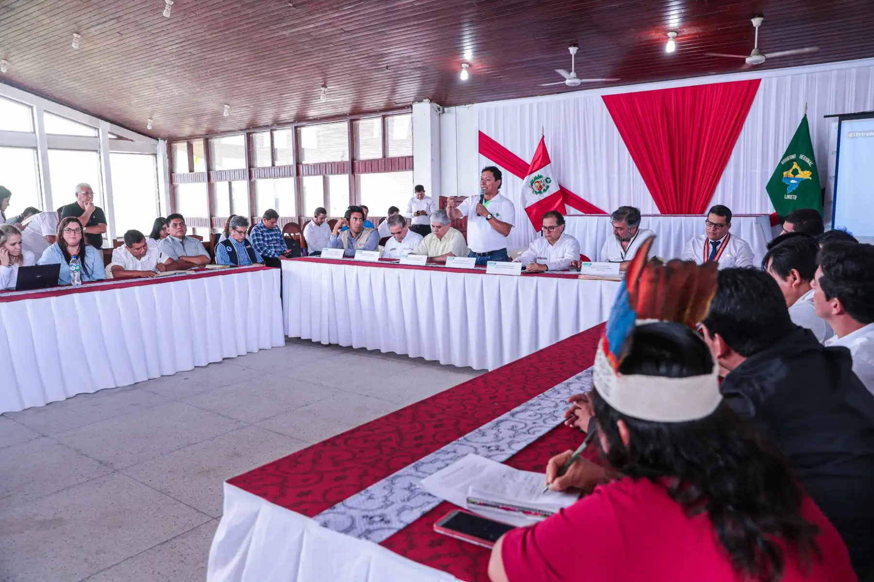 El ministro Francisco Ísmodes encabezó reunión con representantes de las comunidades indígenas y autoridades locales en el en el Gobierno Regional de Loreto.
Foto: MINEM