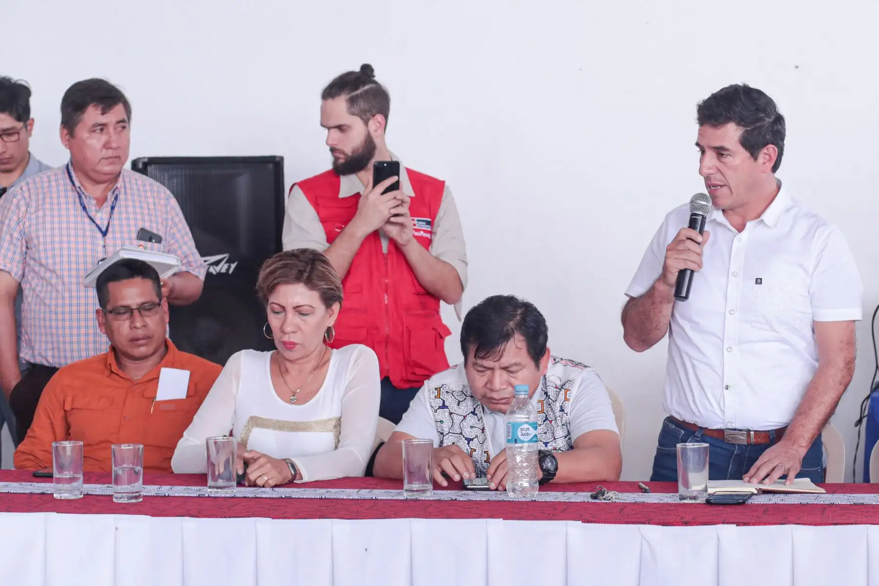 El ministro Francisco Ísmodes encabezó reunión con representantes de las comunidades indígenas y autoridades locales en el en el Gobierno Regional de Loreto.
Foto: MINEM