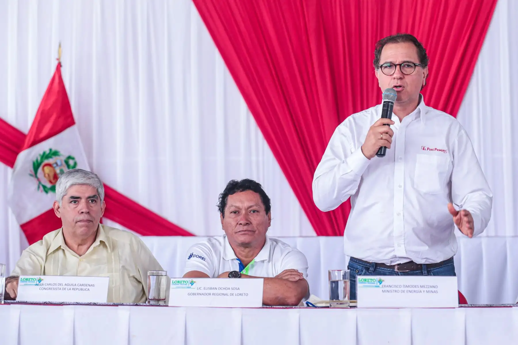 El ministro Francisco Ísmodes encabezó reunión con representantes de las comunidades indígenas y autoridades locales en el en el Gobierno Regional de Loreto.
Foto: MINEM