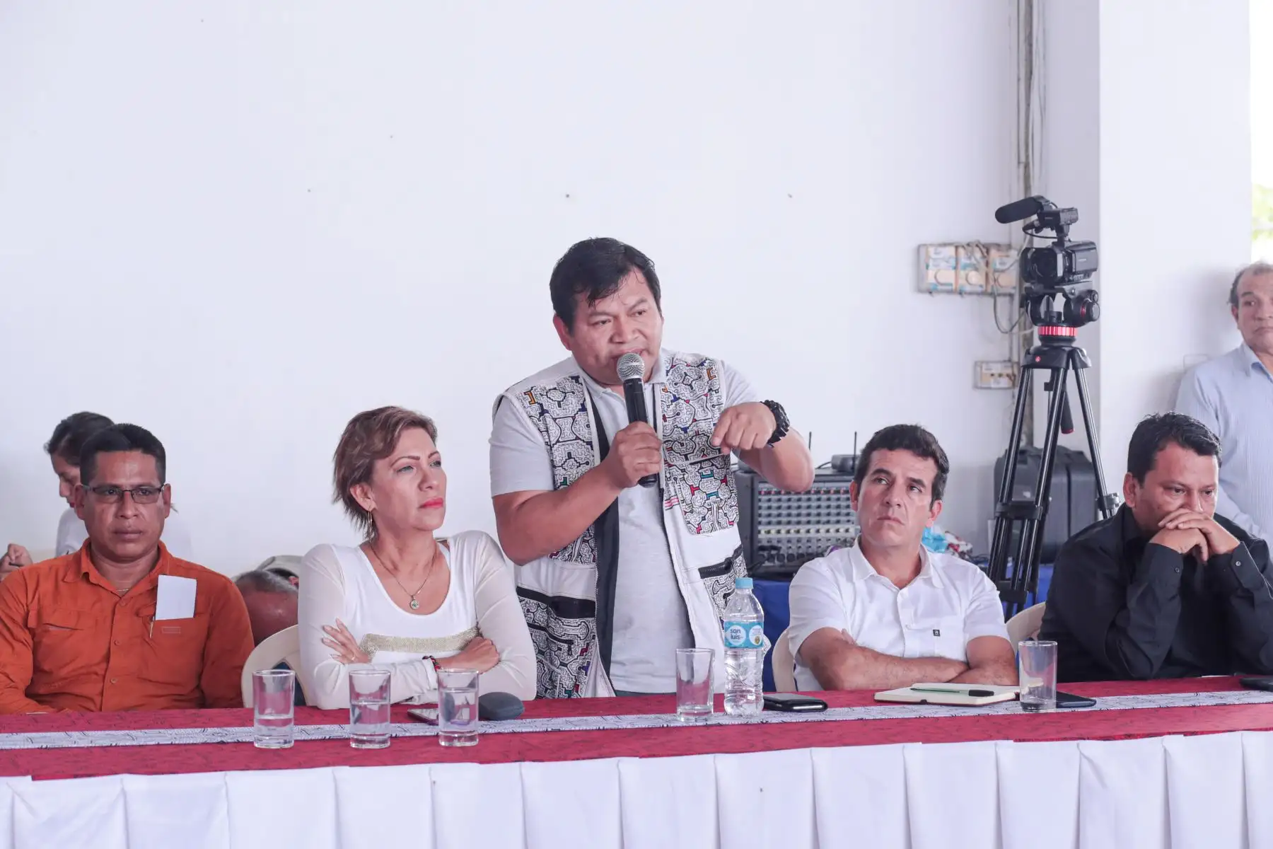 El ministro Francisco Ísmodes encabezó reunión con representantes de las comunidades indígenas y autoridades locales en el en el Gobierno Regional de Loreto.
Foto: MINEM