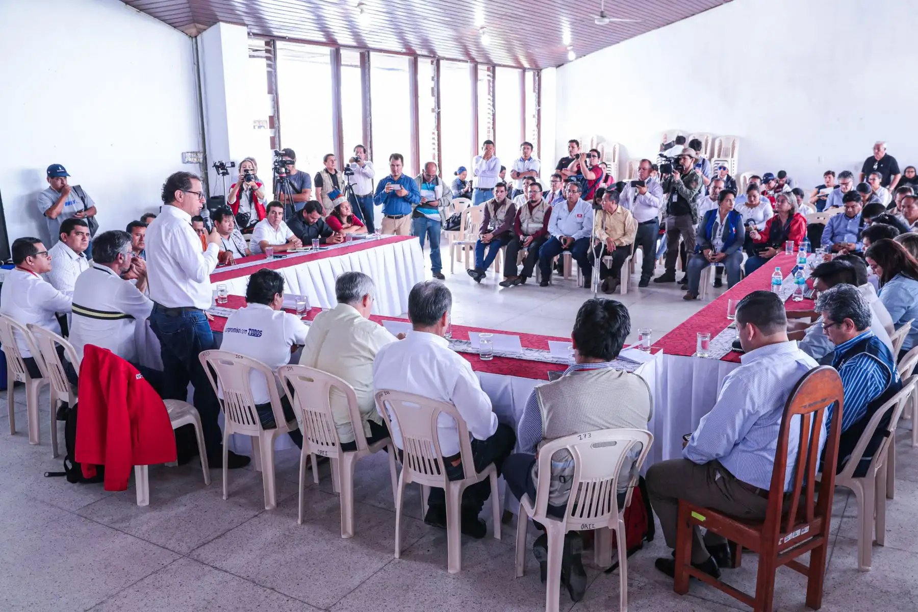 El ministro Francisco Ísmodes encabezó reunión con representantes de las comunidades indígenas y autoridades locales en el en el Gobierno Regional de Loreto.
Foto: MINEM