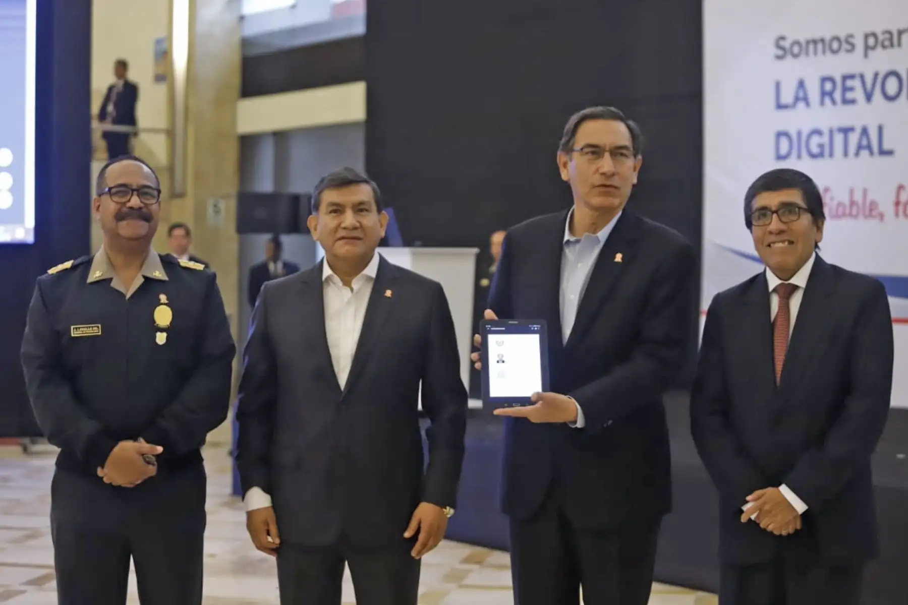 El presidente Martin Vizcarra, junto al ministro del Interior, participa de la presentación del nuevo servicio de emisión de Certificados de Antecedentes Policiales Digitales. Foto: ANDINA/ Prensa Presidencia
