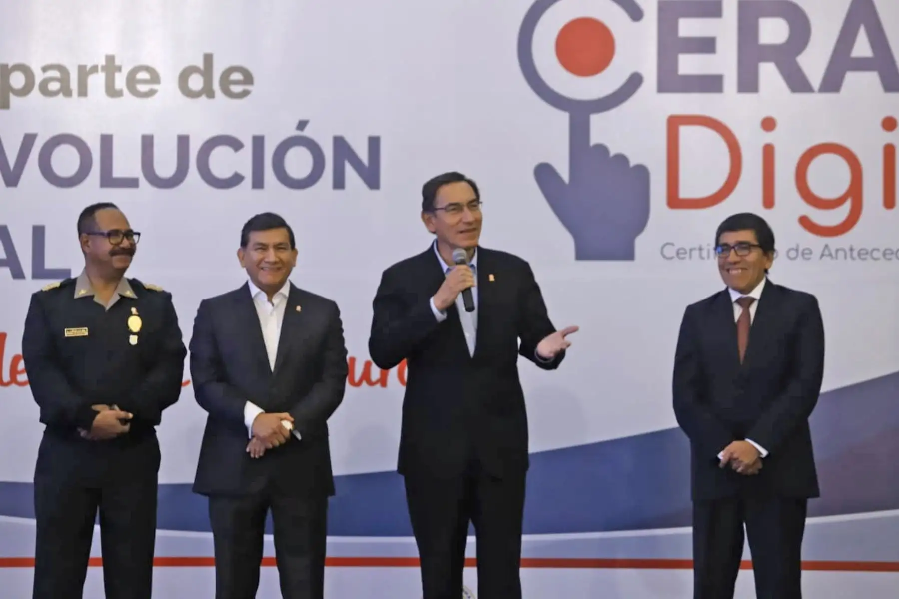 El presidente Martin Vizcarra, junto al ministro del Interior, participa de la presentación del nuevo servicio de emisión de Certificados de Antecedentes Policiales Digitales. Foto: ANDINA/ Prensa Presidencia