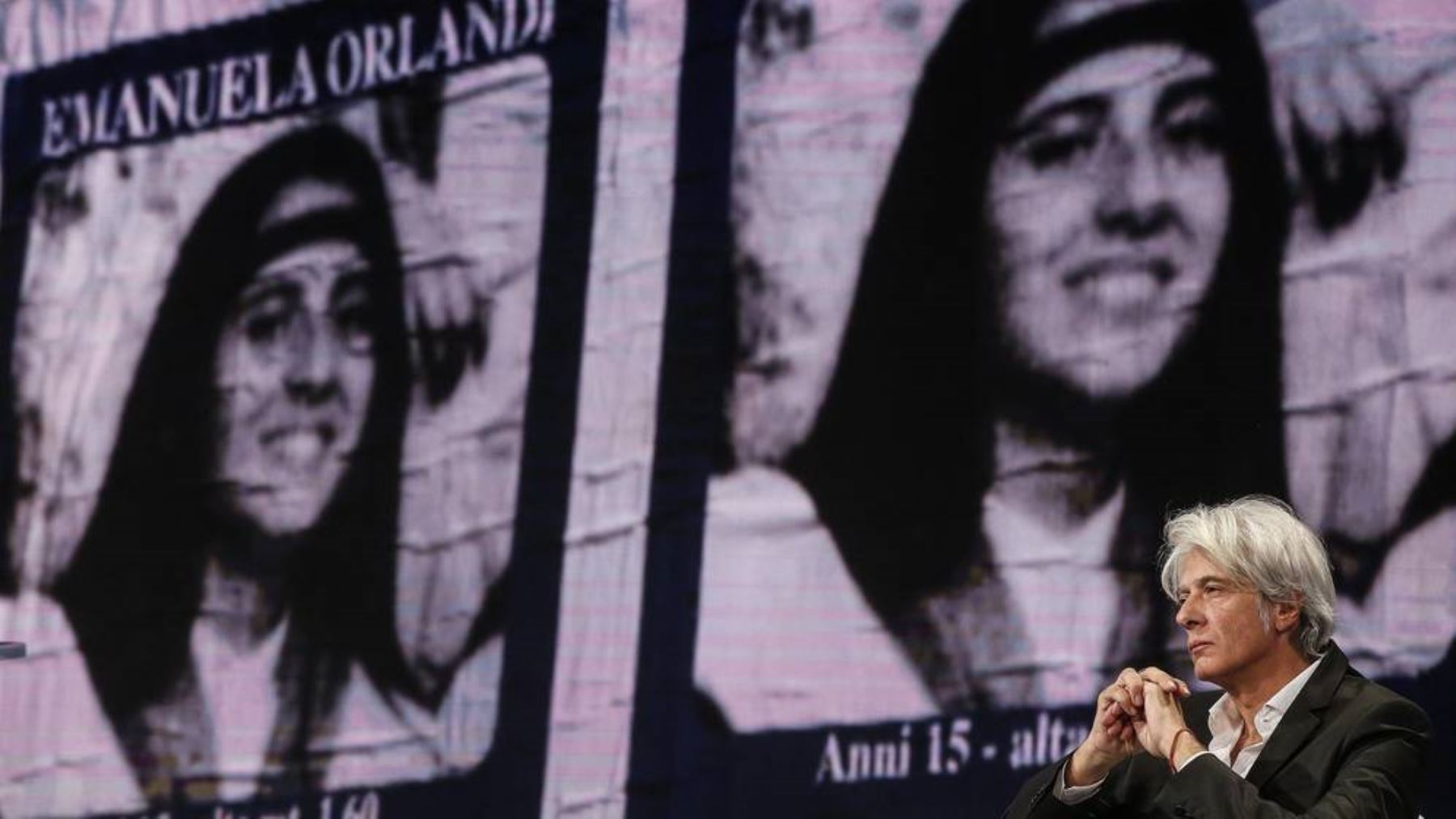 El hermano de Emanuela Orlandi posa junto a la foto de la desaparecida. Foto: EFE.