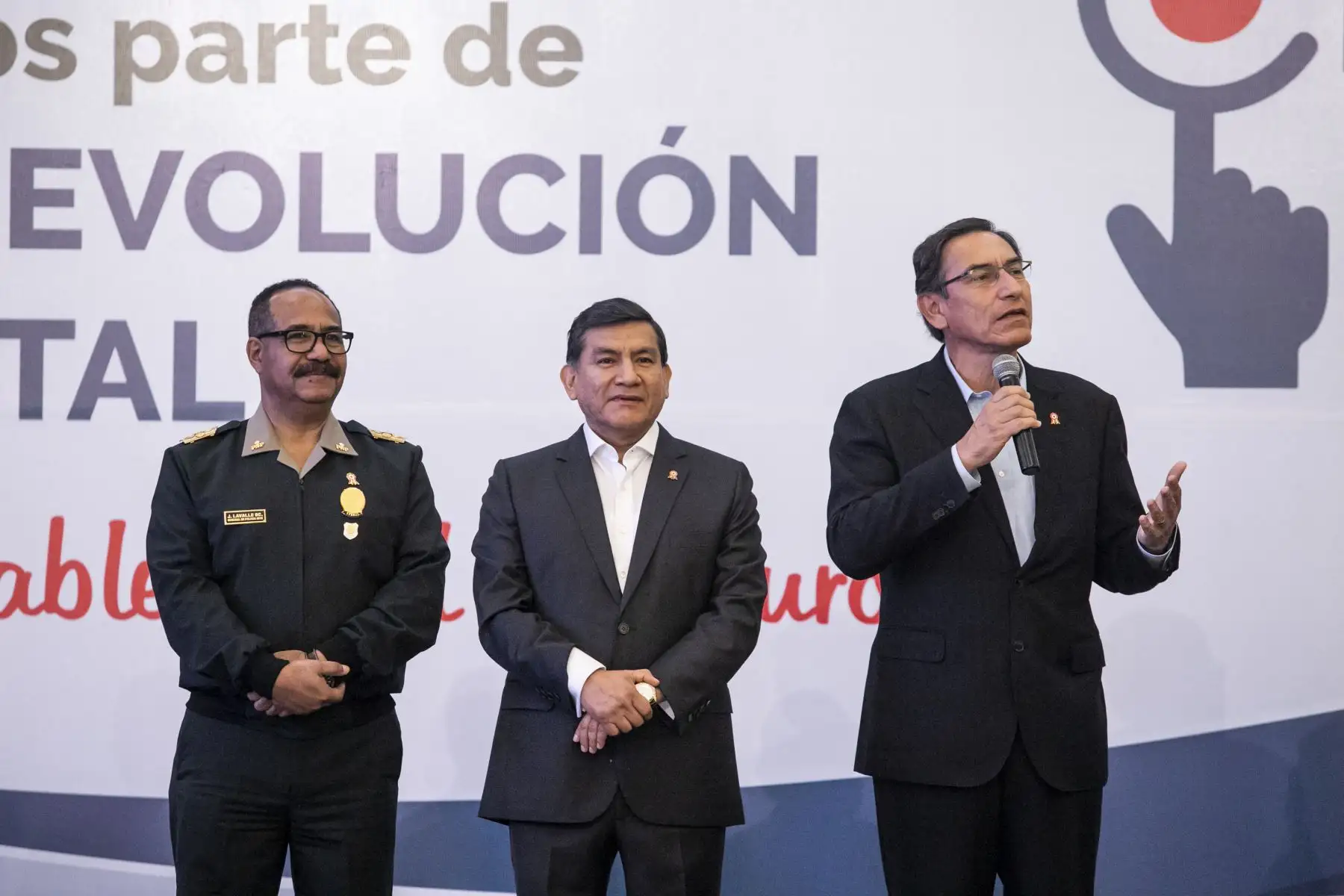 El presidente Martin Vizcarra, junto al ministro del Interior, participa de la presentación del nuevo servicio de emisión de Certificados de Antecedentes Policiales Digitales. Foto: ANDINA/ Prensa Presidencia