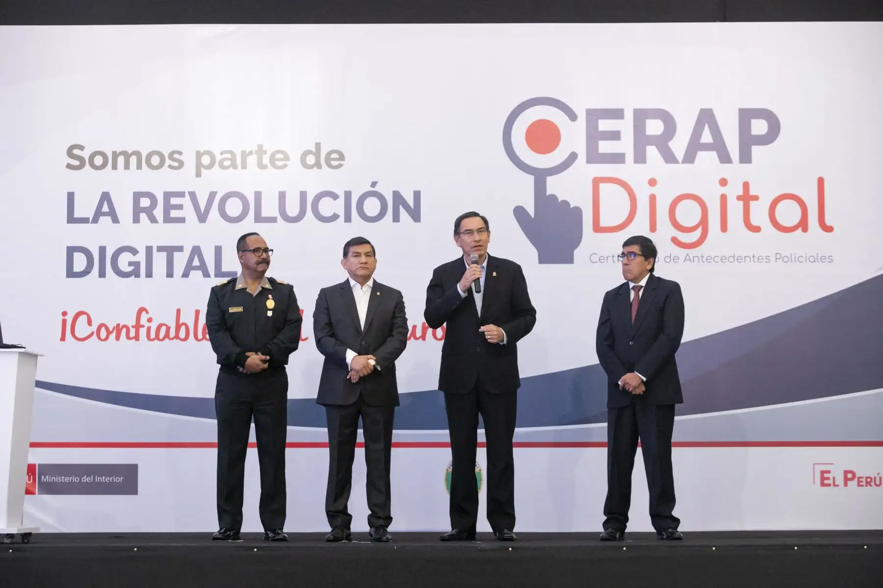El presidente Martin Vizcarra, junto al ministro del Interior, participa de la presentación del nuevo servicio de emisión de Certificados de Antecedentes Policiales Digitales. Foto: ANDINA/ Prensa Presidencia