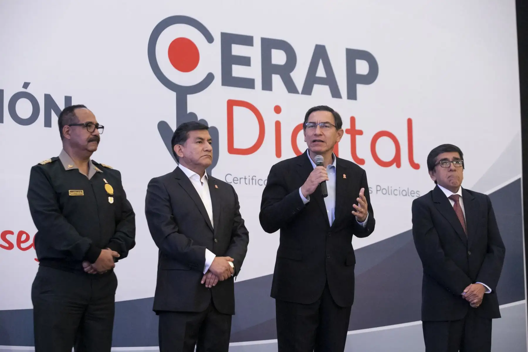 El presidente Martin Vizcarra, junto al ministro del Interior, participa de la presentación del nuevo servicio de emisión de Certificados de Antecedentes Policiales Digitales. Foto: ANDINA/ Prensa Presidencia