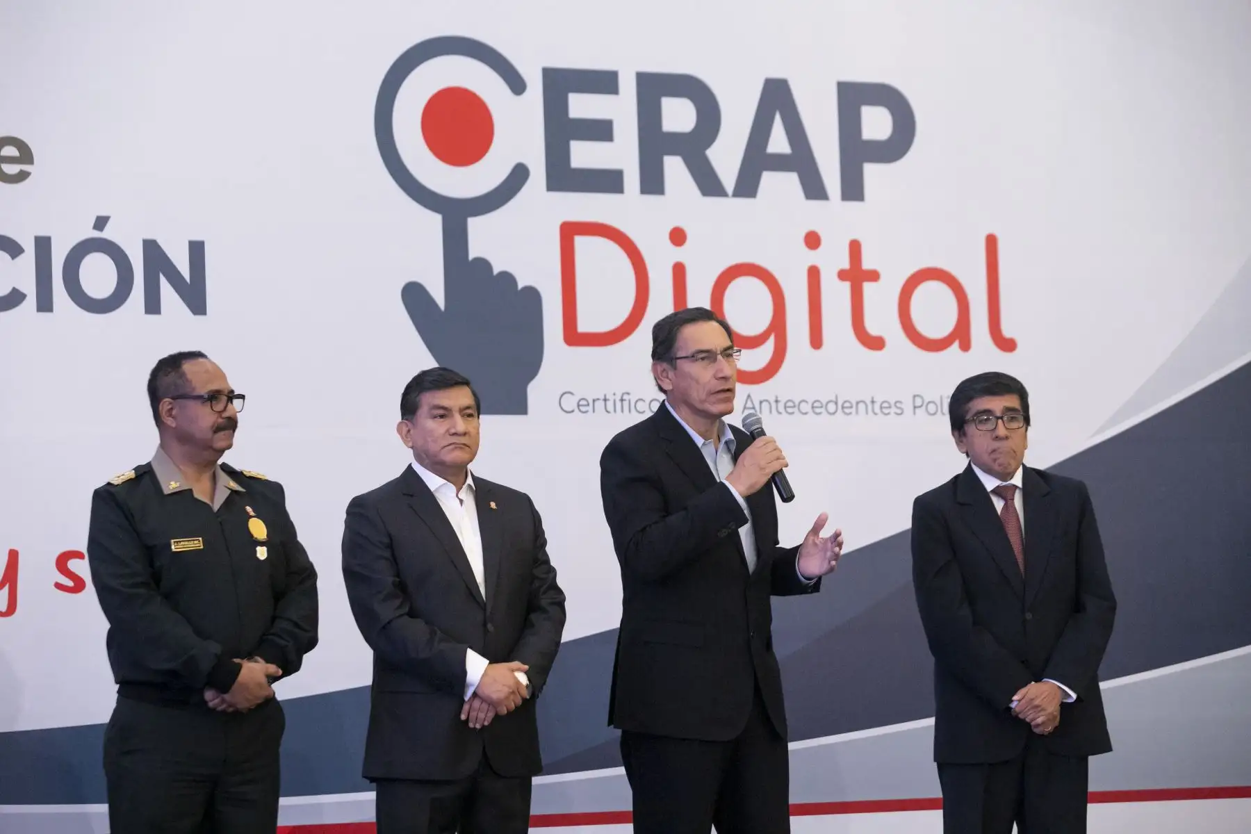 El presidente Martin Vizcarra, junto al ministro del Interior, participa de la presentación del nuevo servicio de emisión de Certificados de Antecedentes Policiales Digitales. Foto: ANDINA/ Prensa Presidencia
