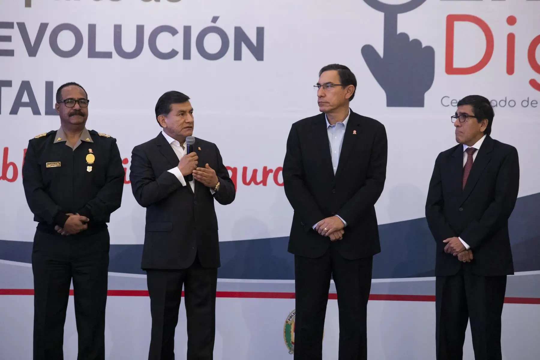 El presidente Martin Vizcarra, junto al ministro del Interior, participa de la presentación del nuevo servicio de emisión de Certificados de Antecedentes Policiales Digitales. Foto: ANDINA/ Prensa Presidencia
