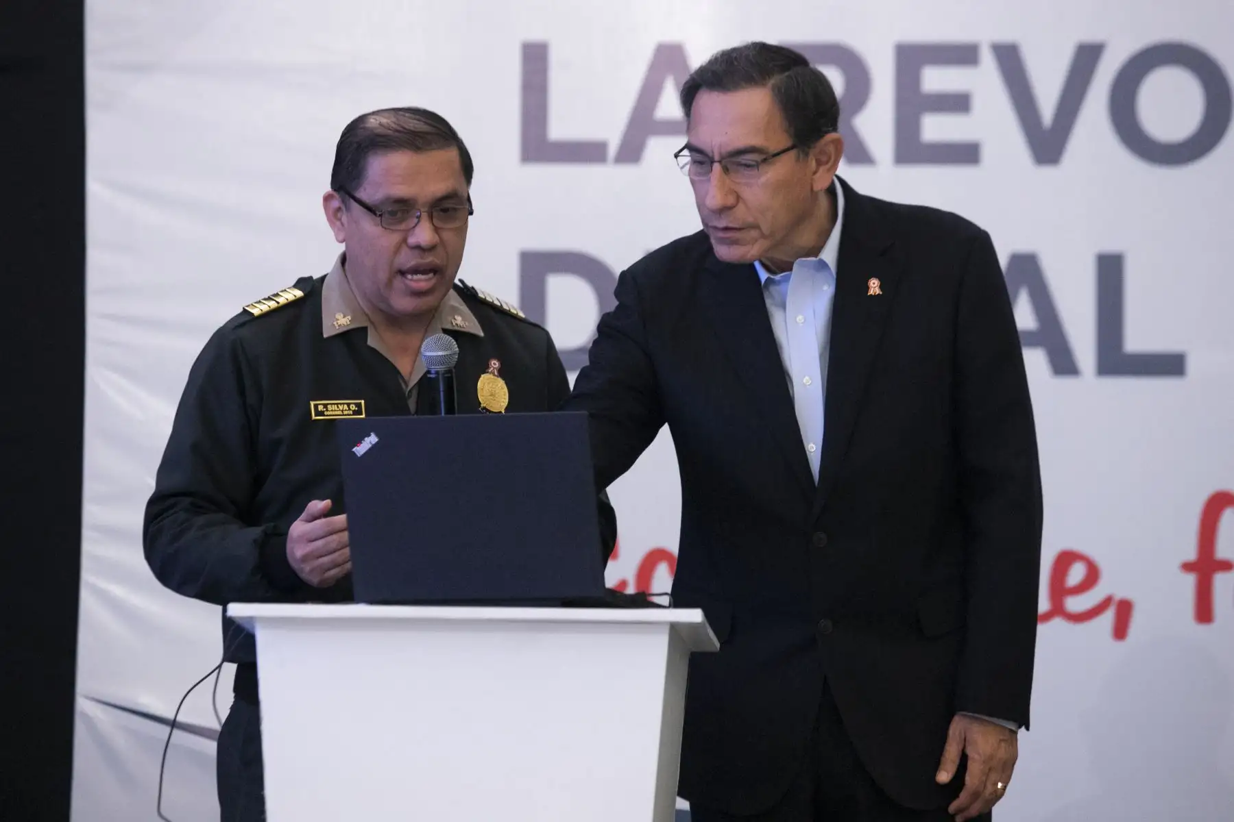El presidente Martin Vizcarra, junto al ministro del Interior, participa de la presentación del nuevo servicio de emisión de Certificados de Antecedentes Policiales Digitales. Foto: ANDINA/ Prensa Presidencia