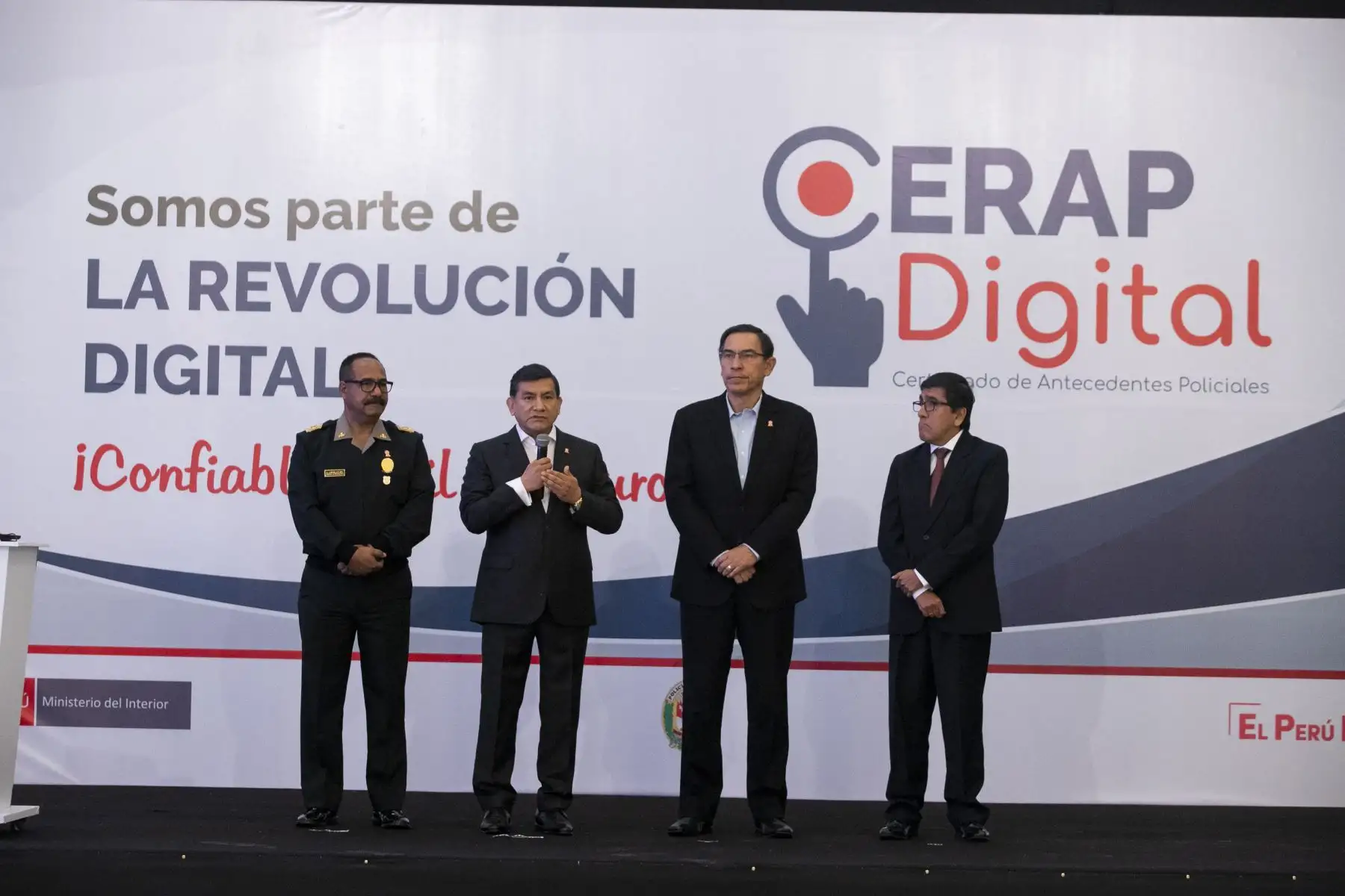 El presidente Martin Vizcarra, junto al ministro del Interior, participa de la presentación del nuevo servicio de emisión de Certificados de Antecedentes Policiales Digitales. Foto: ANDINA/ Prensa Presidencia