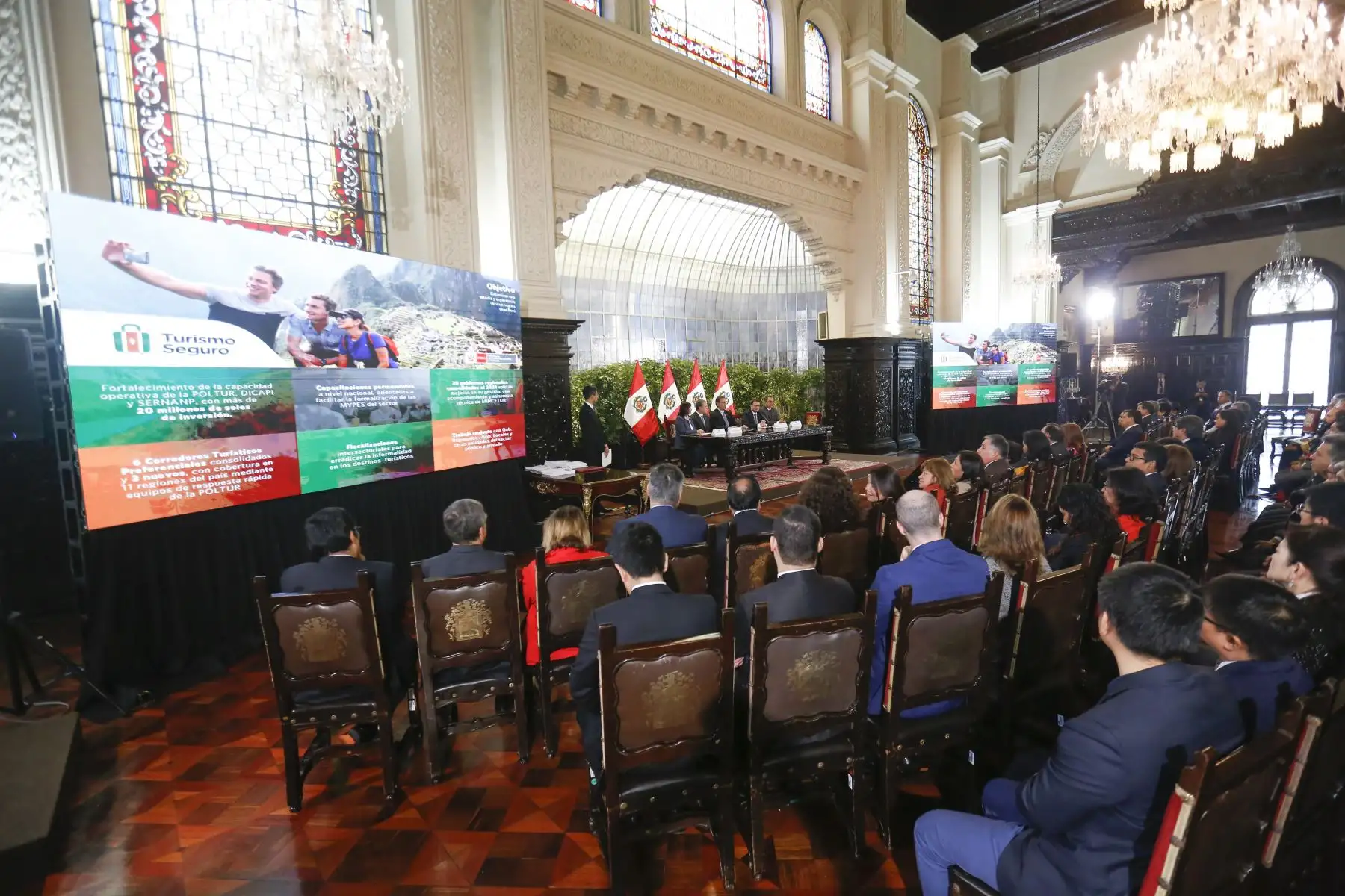 Jefe de estado preside suscripción de contrato para la ejecución del proyecto de creación de banda ancha para las regiones de Ancash, Arequipa, La Libertad, San Martín. Luego se realizó el lanzamiento del programa Turismo Seguro.
Foto: ANDINA/Prensa Presidencia