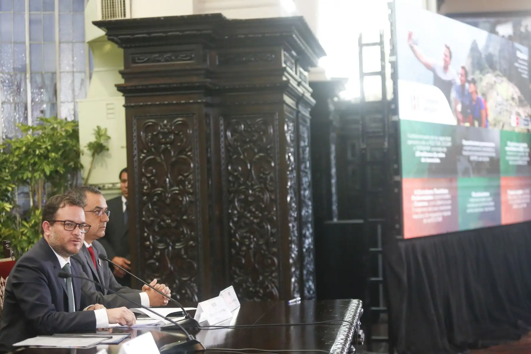 Jefe de estado preside suscripción de contrato para la ejecución del proyecto de creación de banda ancha para las regiones de Ancash, Arequipa, La Libertad, San Martín. Luego se realizó el lanzamiento del programa Turismo Seguro.
Foto: ANDINA/Prensa Presidencia