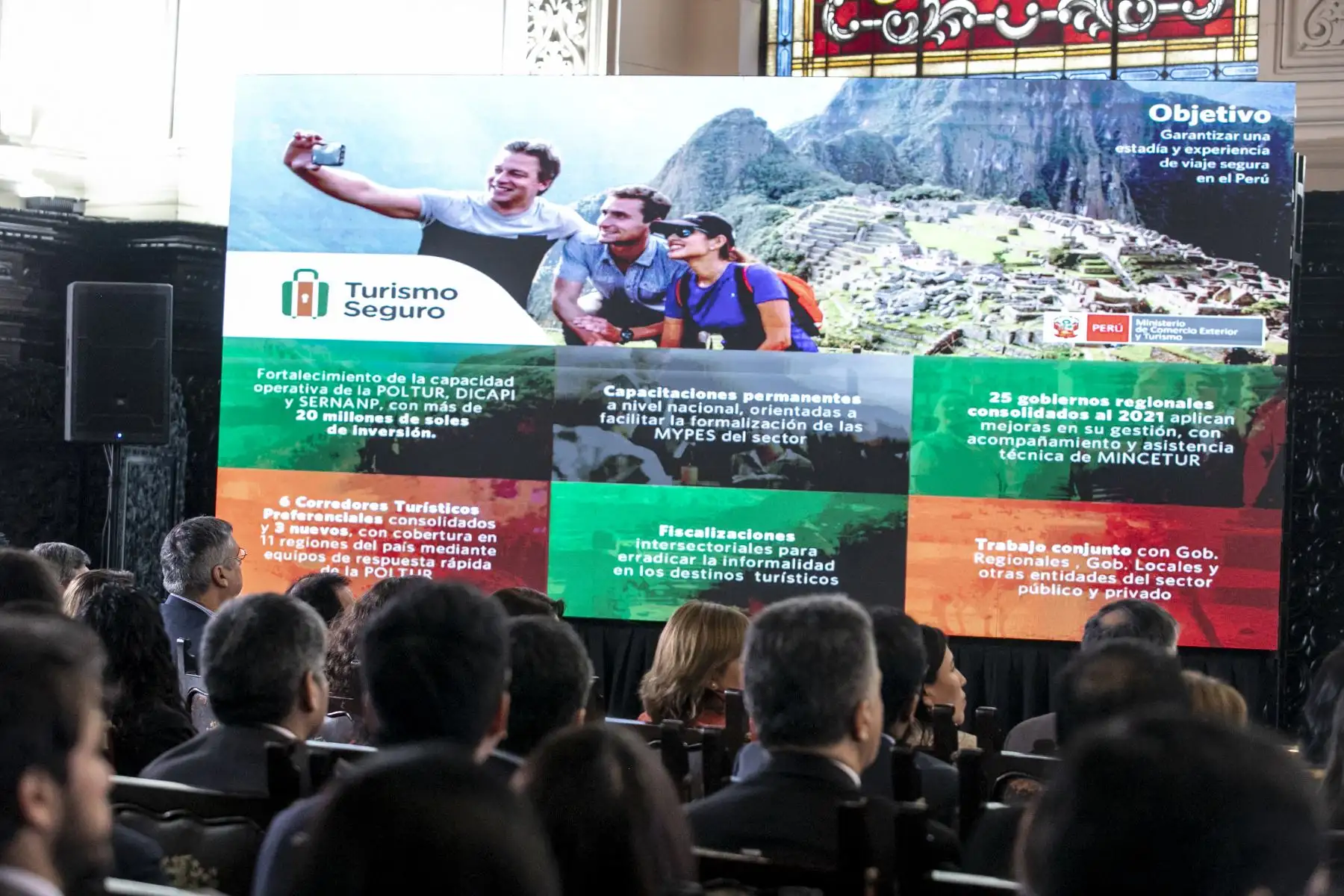 Jefe de estado preside suscripción de contrato para la ejecución del proyecto de creación de banda ancha para las regiones de Ancash, Arequipa, La Libertad, San Martín. Luego se realizó el lanzamiento del programa Turismo Seguro.
Foto: ANDINA/Prensa Presidencia