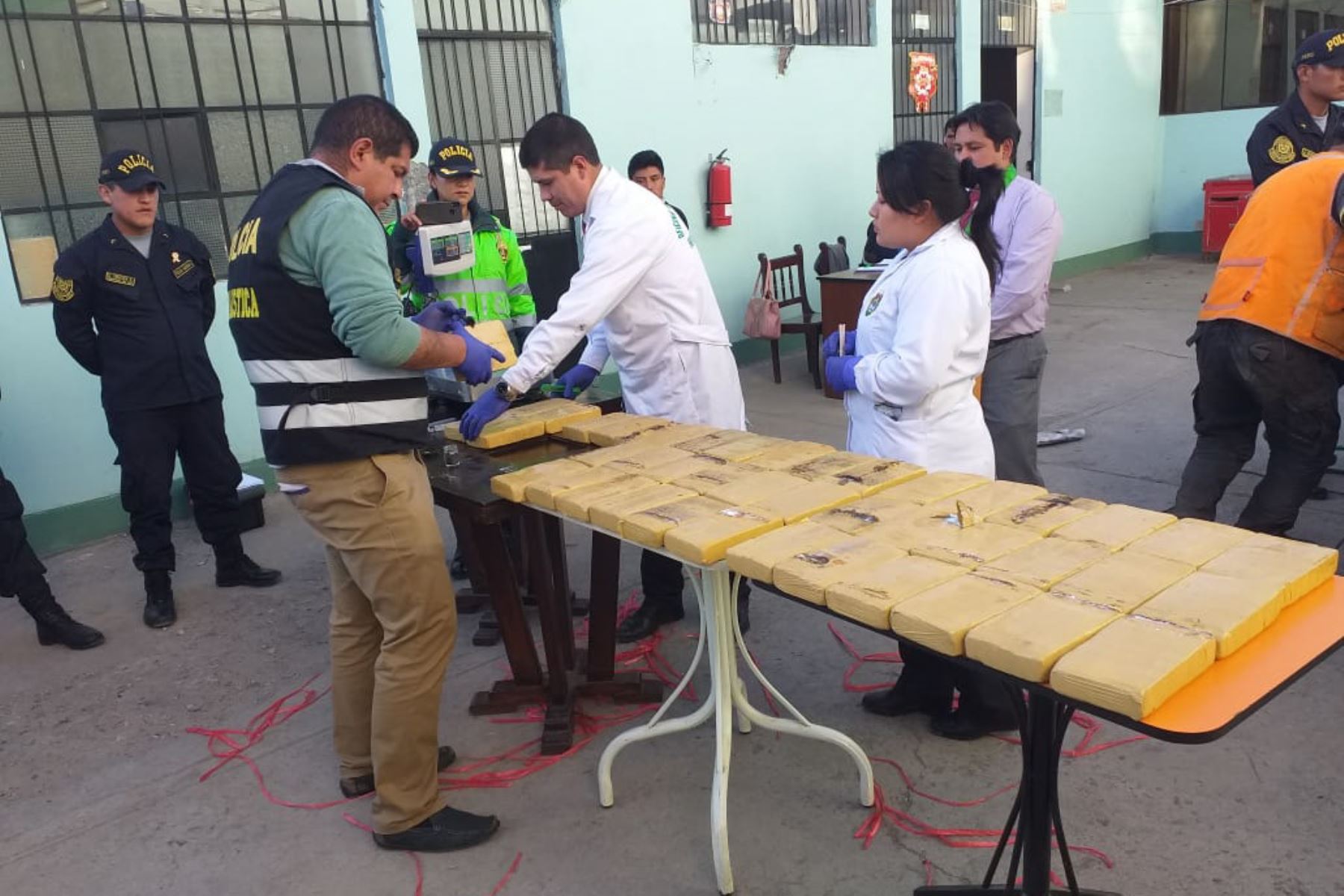 Policía incauta 44 paquetes de alcaloide de cocaína en Jauja y detiene a dos personas.