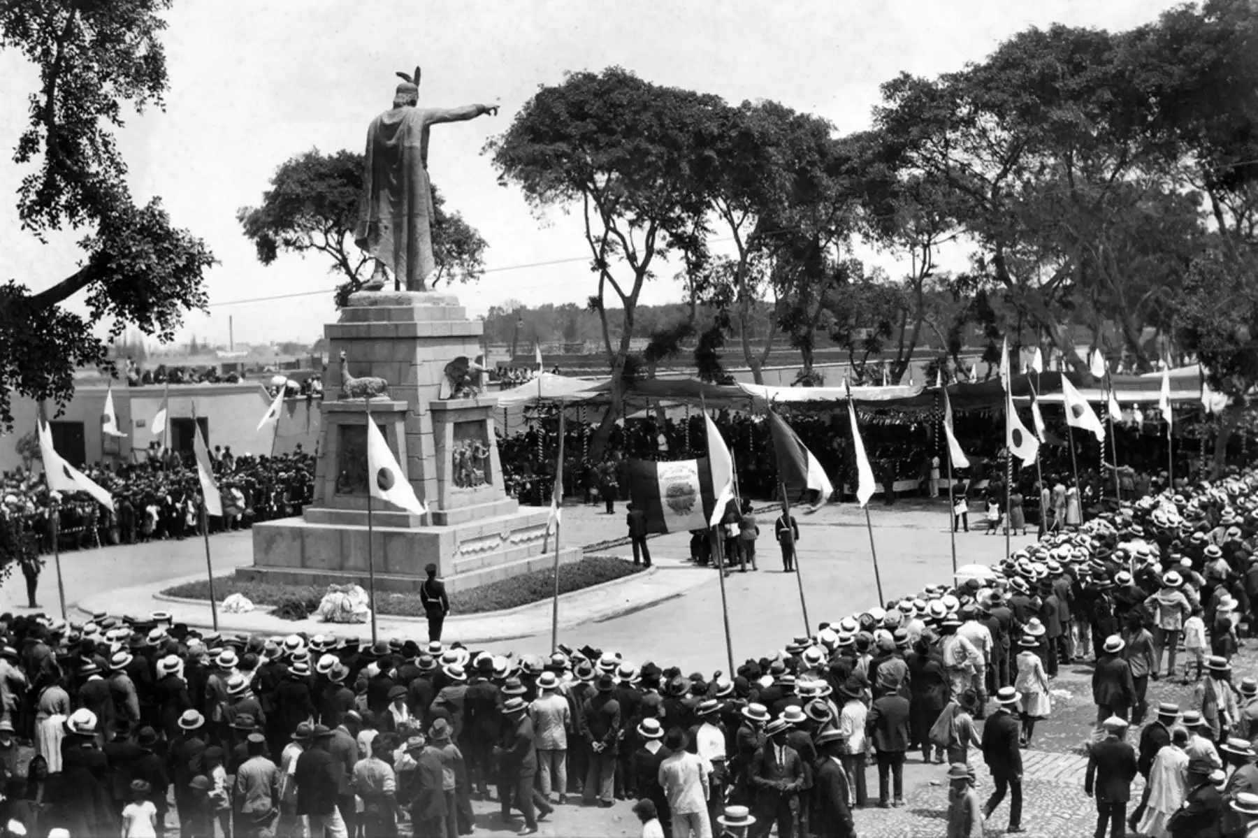 Lima - abril 1926 / Inauguración de la Plaza Manco Cápac en La Victoria. La colonia japonesa donó a la ciudad de Lima el monumento en homenaje al primer inca con ocasión del centenario de la independencia del Perú.