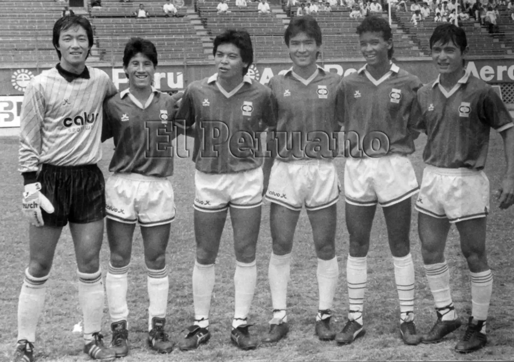 Lima - abril 1990 / Beto Akatsuka, Tito Takayama, Gabriel Kanashiro, Robert Yamamoto, Christian Kanashiro y Willy Uehara figuras del Club AELU de la primera división del fútbol peruano.