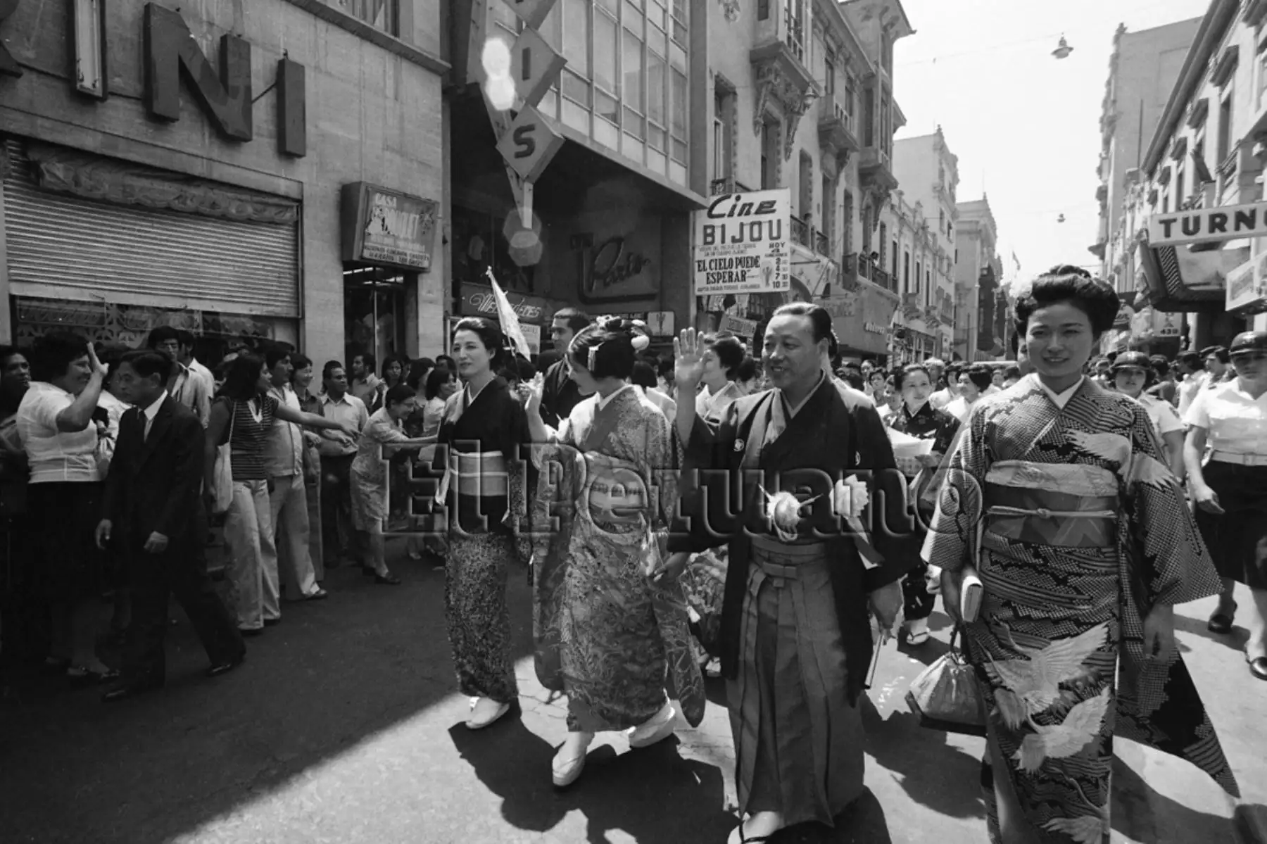 Lima - 23 abril 1979 / El atuendo típico japonés fue mostrado ayer en un desfile por las calles céntricas de Lima. Estuvo a cargo de la delegación del All Japan Kimono Consultant, que se encuentran en la capital para participar en los festejos conmemorativos del 80 aniversario de la llegada de los primeros inmigrantes japonenes al Perú.