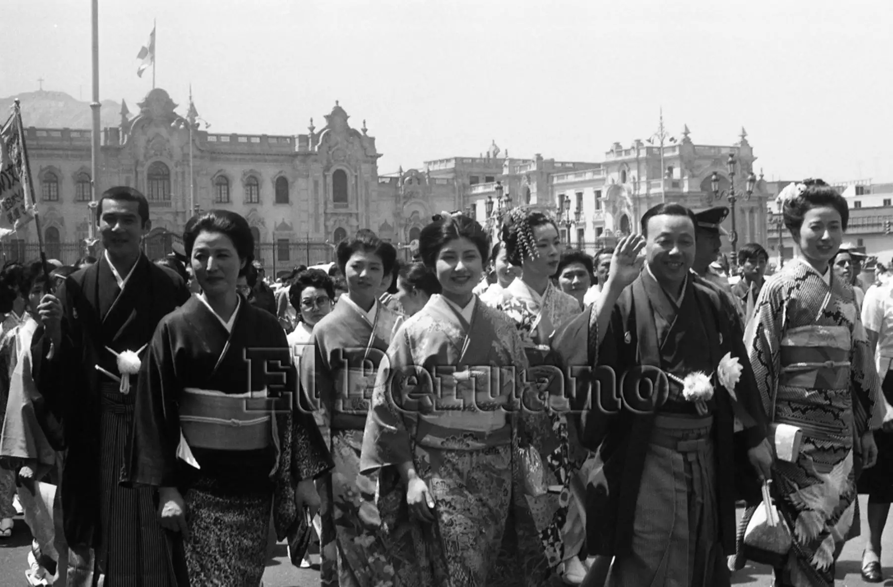 Lima - 23 abril 1979 / El atuendo típico japonés fue mostrado ayer en un desfile por las calles céntricas de Lima. Estuvo a cargo de la delegación del All Japan Kimono Consultant, que se encuentran en la capital para participar en los festejos conmemorativos del 80 aniversario de la llegada de los primeros inmigrantes japonenes al Perú.