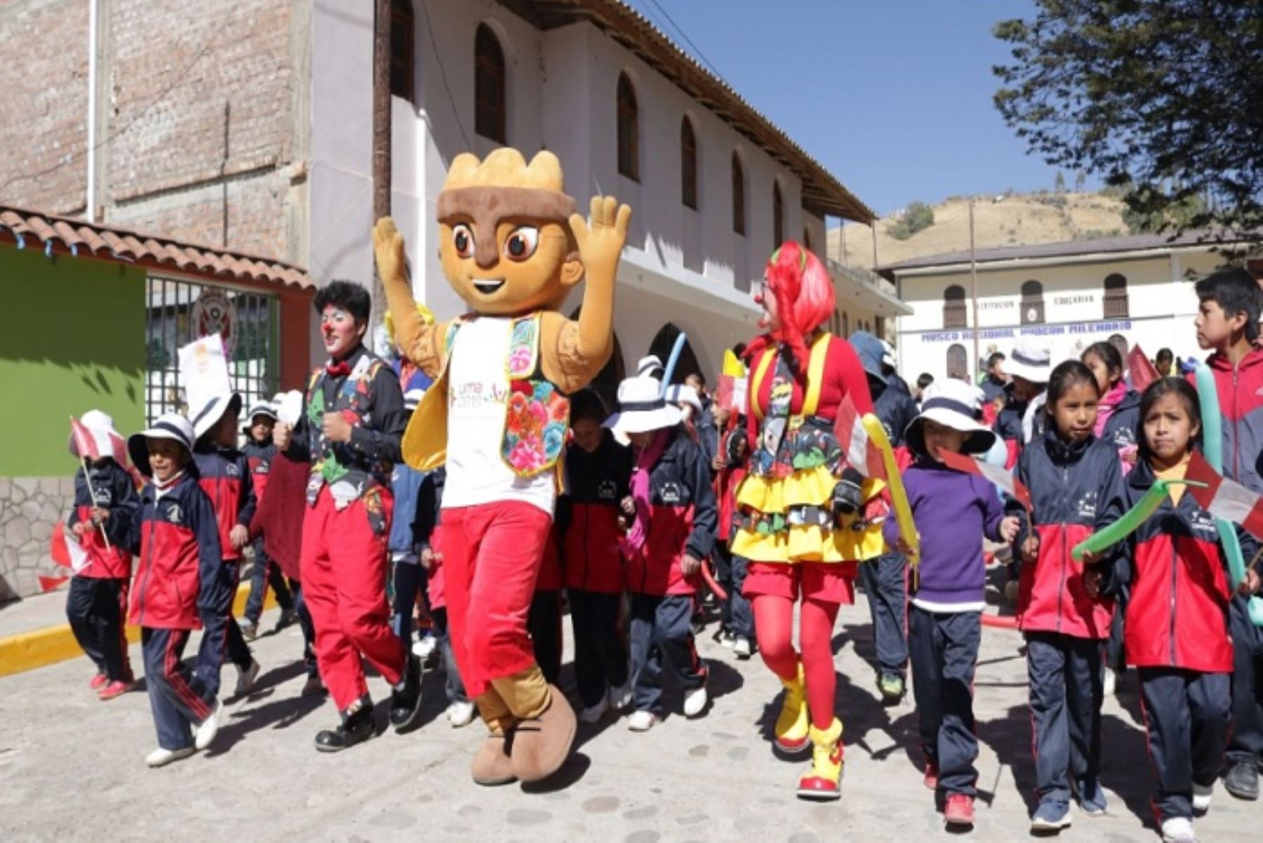 Con un mensaje de integridad y respeto, Milco, la mascota oficial de los Juegos Panamericanos Lima 2019, visitó diferentes distritos de la provincia de Huancayo, región Junín, para invitar y compartir inolvidables momentos con los niños de las diferentes instituciones educativas que participaron de este recorrido.