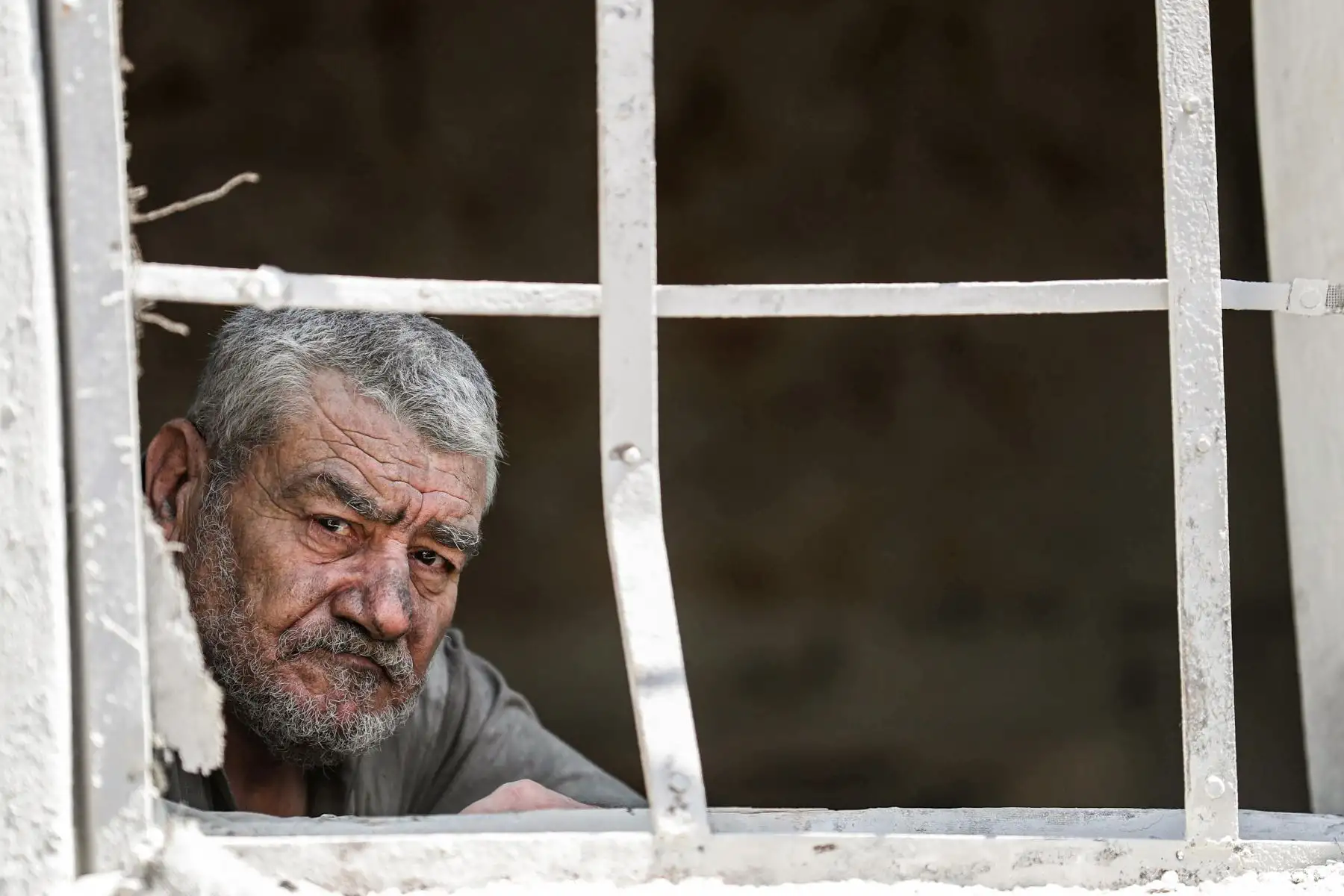 Sobrevivientes tras un ataque aéreo en la ciudad de Ariha, en el  Siria. Foto: AFP